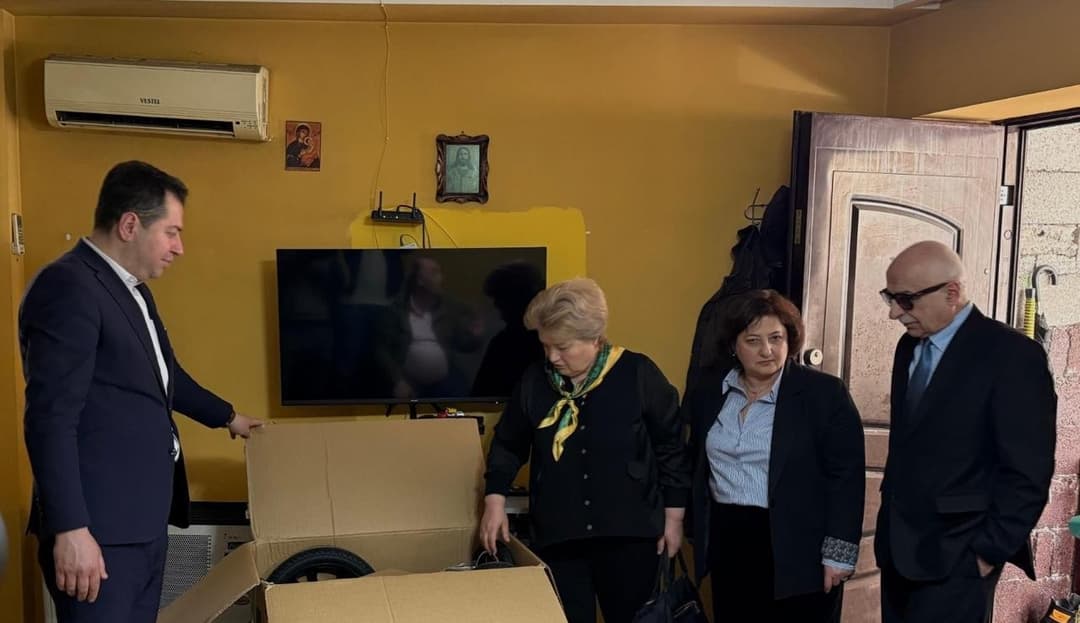 დავით ფაცაციამ აფხაზეთიდან დევნილ, შეზღუდული შესაძლებლობების მქონე პირებს სპეციალური დანიშნულების ეტლები გადასცა