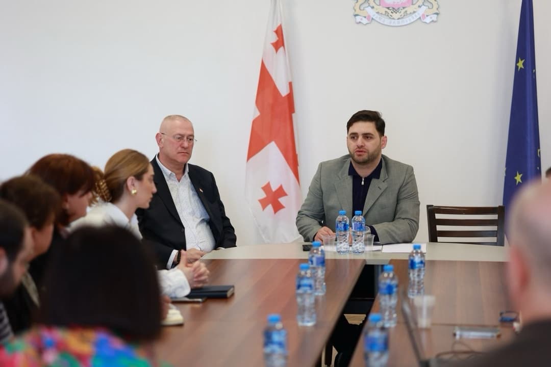 ბექა ღვაჩლიანმა აფხაზეთის განათლებისა და კულტურის სამინისტროს სამსახურის უფროსებთან მინისტრის რანგში პირველი სამუშაო შეხვედრა გამართა