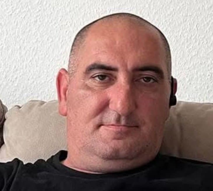 46 წლის თენგო კაკიაშვილი, რომელმაც გერმანიაში საკუთარი მეუღლის დაწვა სცადა, პოლიციას ჩაბარდა