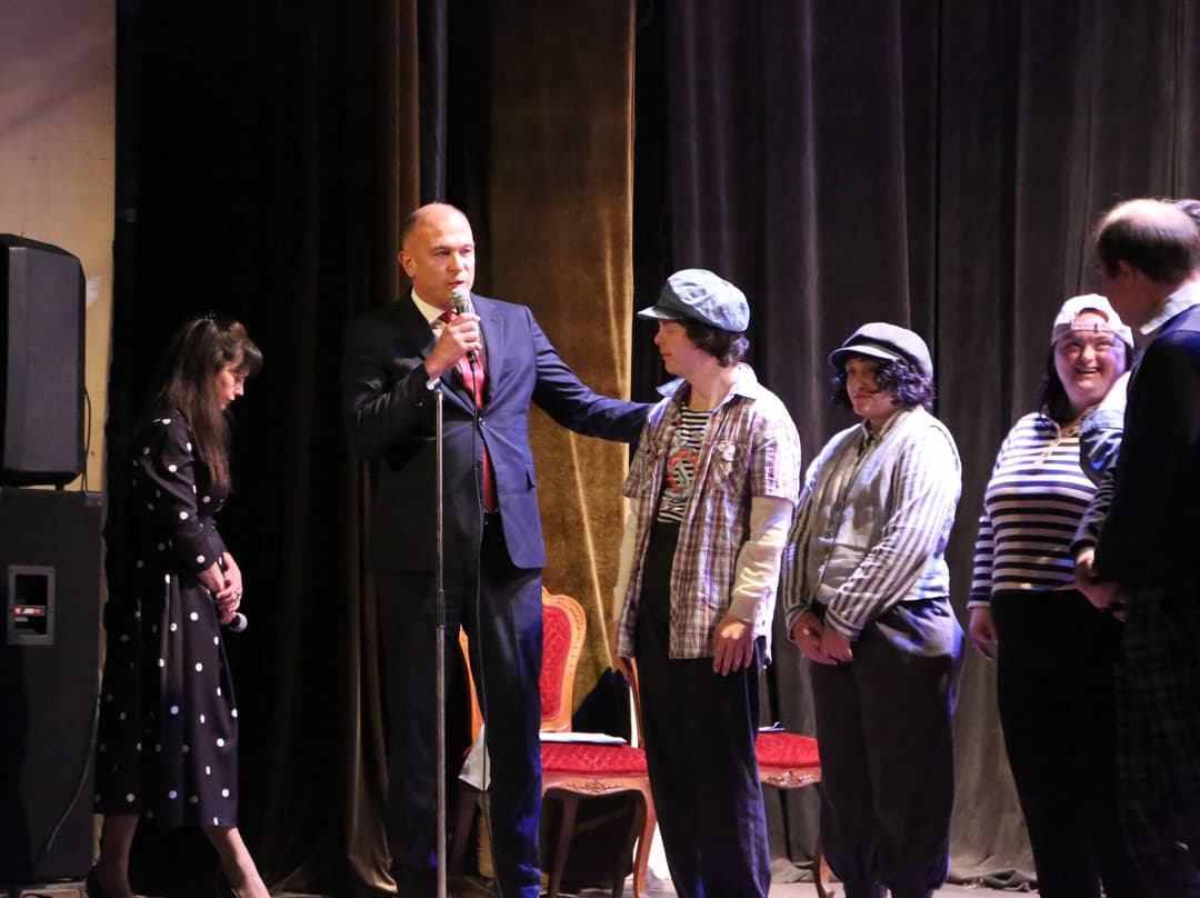 ლევან მგალობლიშვილი ინტეგრირებული თეატრის “აზდაკის ბაღის“ საიუბილეო საღამოს დაესწრო