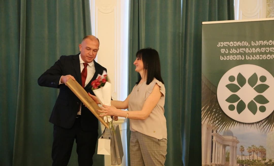 ლევან მგალობლიშვილმა აფხაზეთიდან დროებით დევნილი მრავალშვილიანი დედები დააჯილდოვა