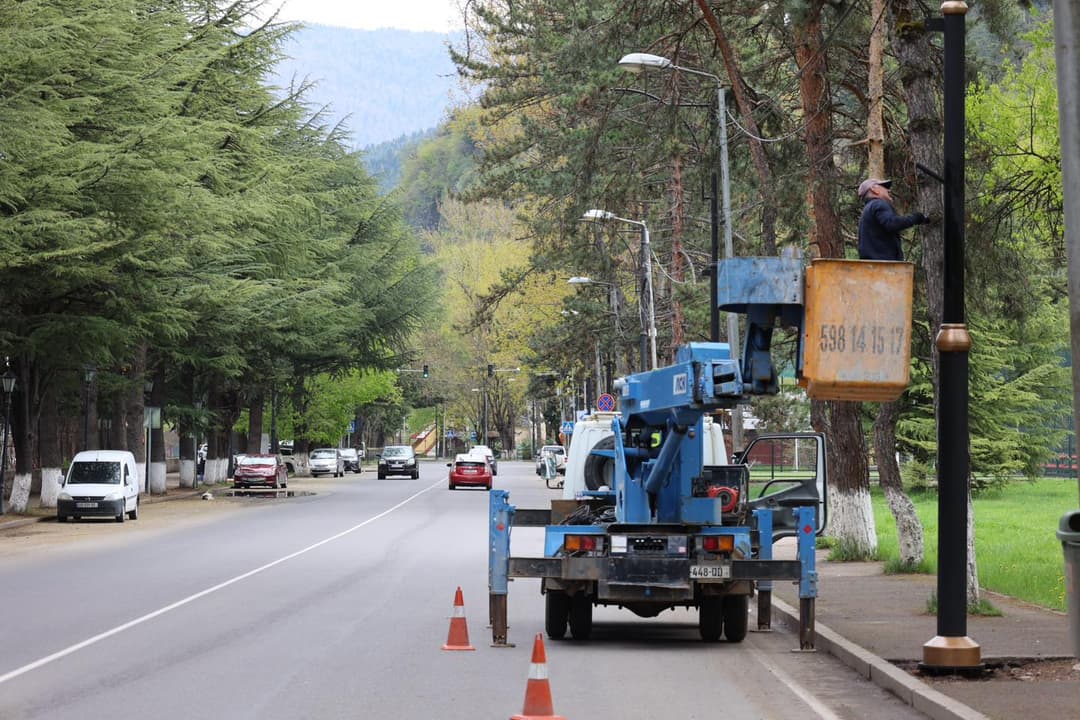 ბორჯომში, რუსთაველის ქუჩაზე ორივე მხარეს, გარე განათების სისტემის მოწყობა მიმდინარეობს