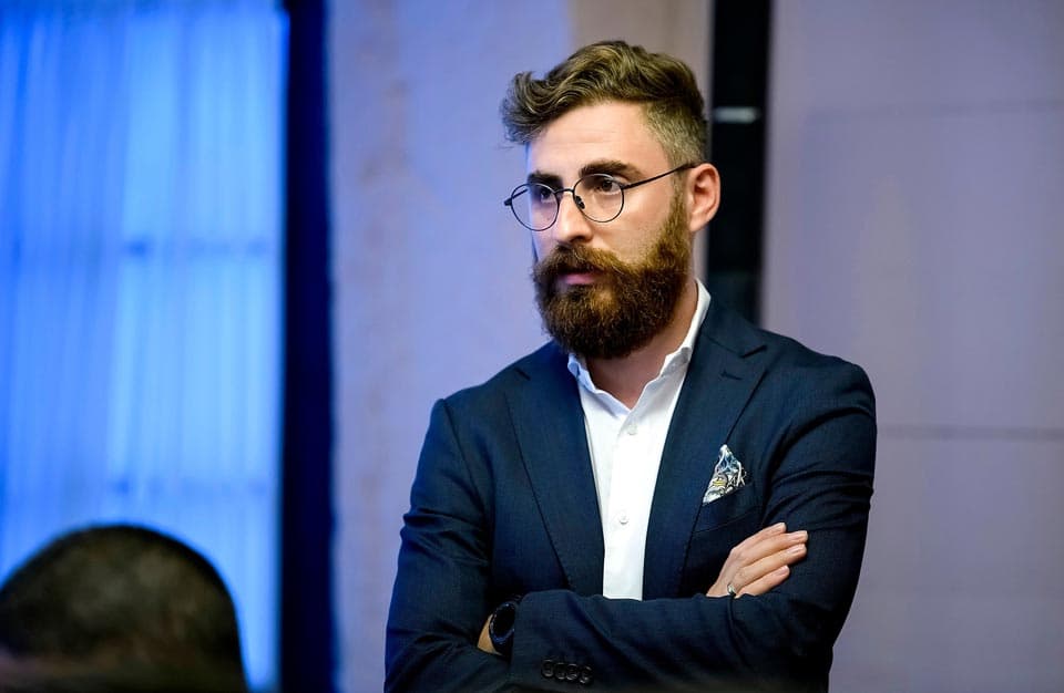 Frontnews image description