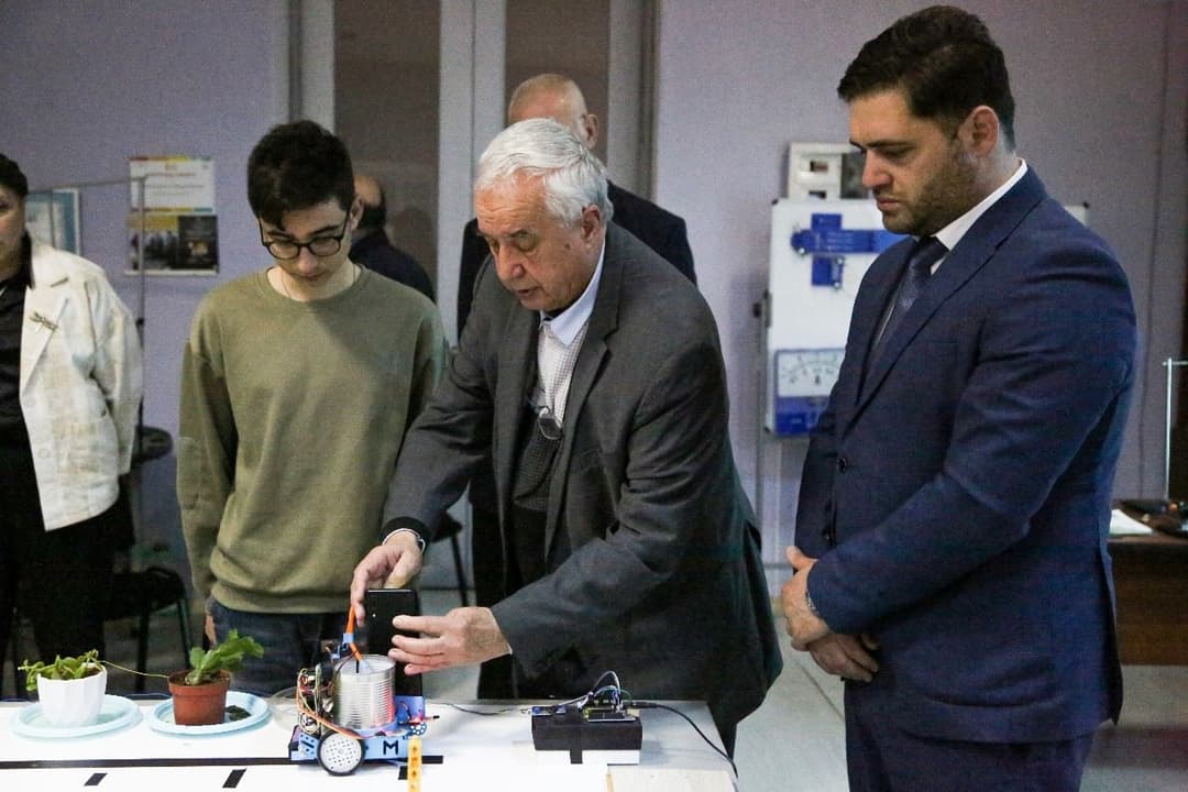აფხაზეთის განათლებისა და კულტურის მინისტრმა საქართველოს ტექნიკურ უნივერსიტეტში STEM ლაბორატორია დაათვალიერა