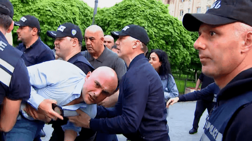 სასამართლოს ეზოში დაკავებული გიორგი ჩხეიძე 4 000 ლარით დააჯარიმეს