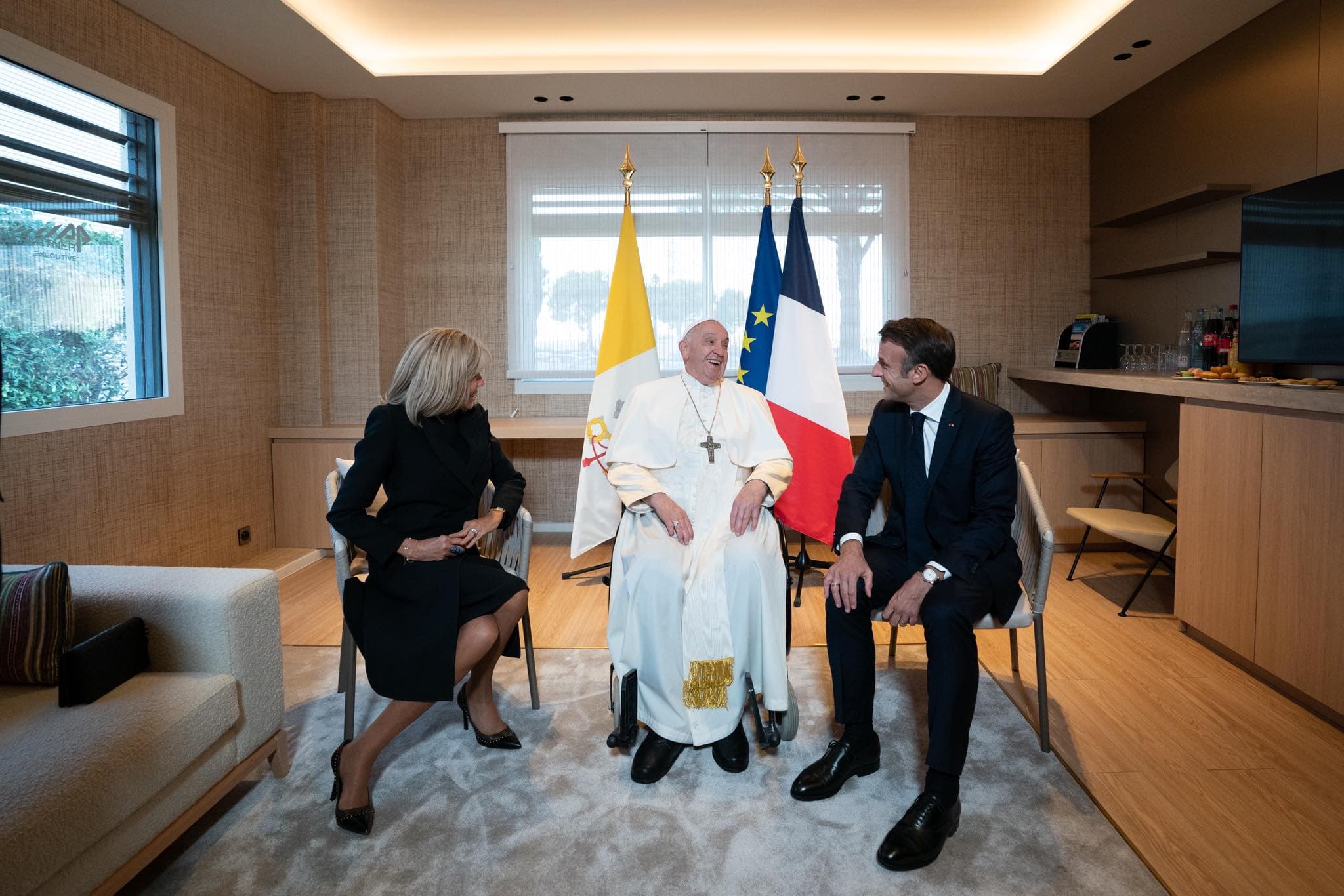 Frontnews image description