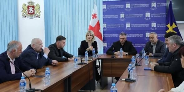 ონის მუნიციპალიტეტის მერმა თანამშრომლებს პირველი მოადგილე ოფიციალურად წარუდგინა