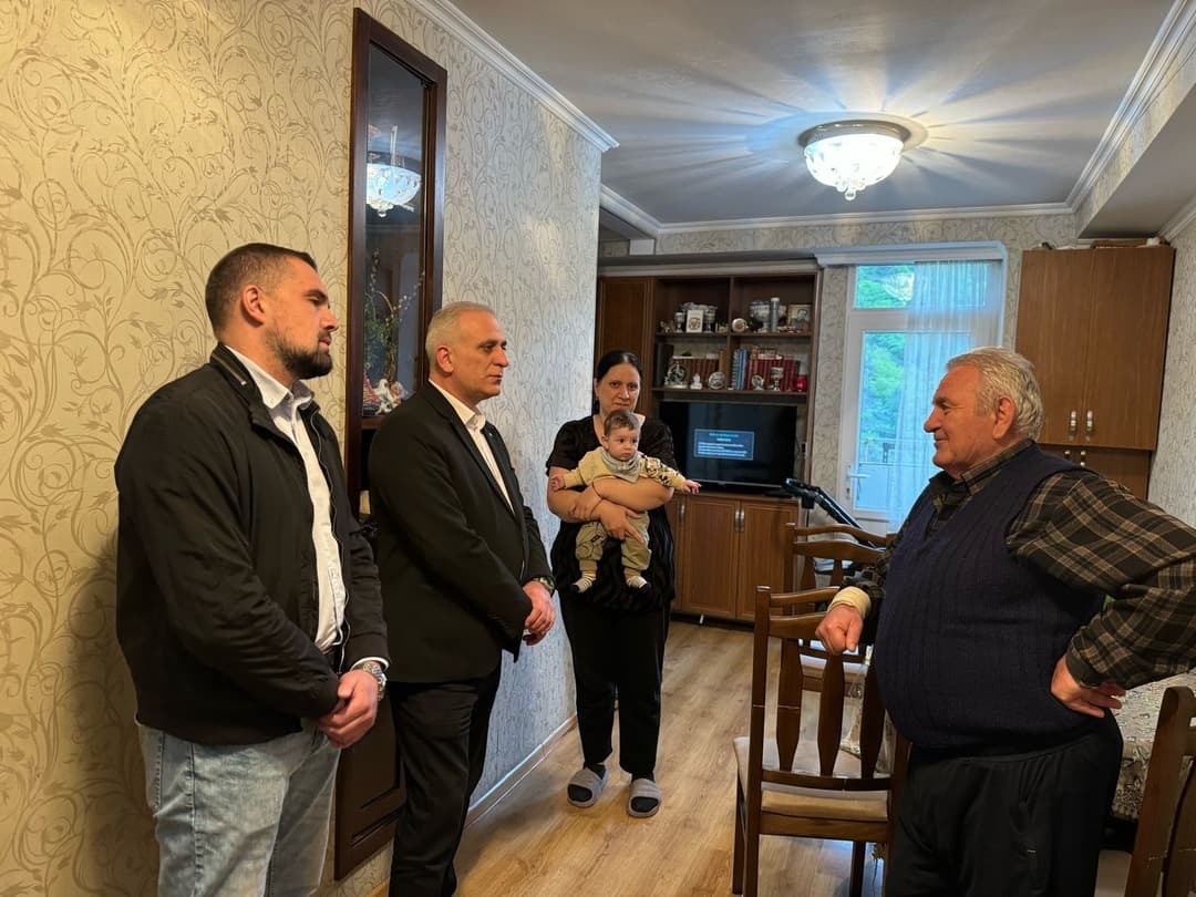 ლაშა ქარდავამ აფხაზეთიდან დროებით დევნილ ოჯახებს სააღდგომო ნობათები გადასცა