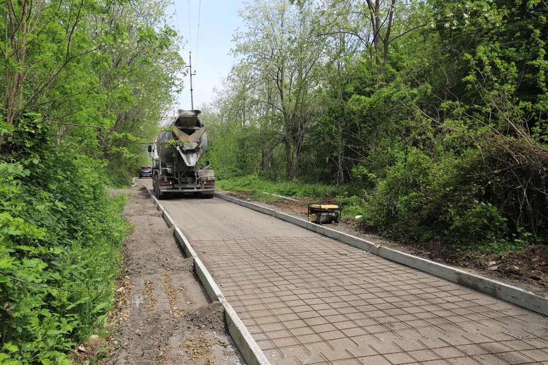 თერჯოლის მუნიციპალიტეტის სოფელ ეწერში, უკლებების უბანში საავტომობილო გზაზე ბეტონის დაგების სამუშაოები დაიწყო