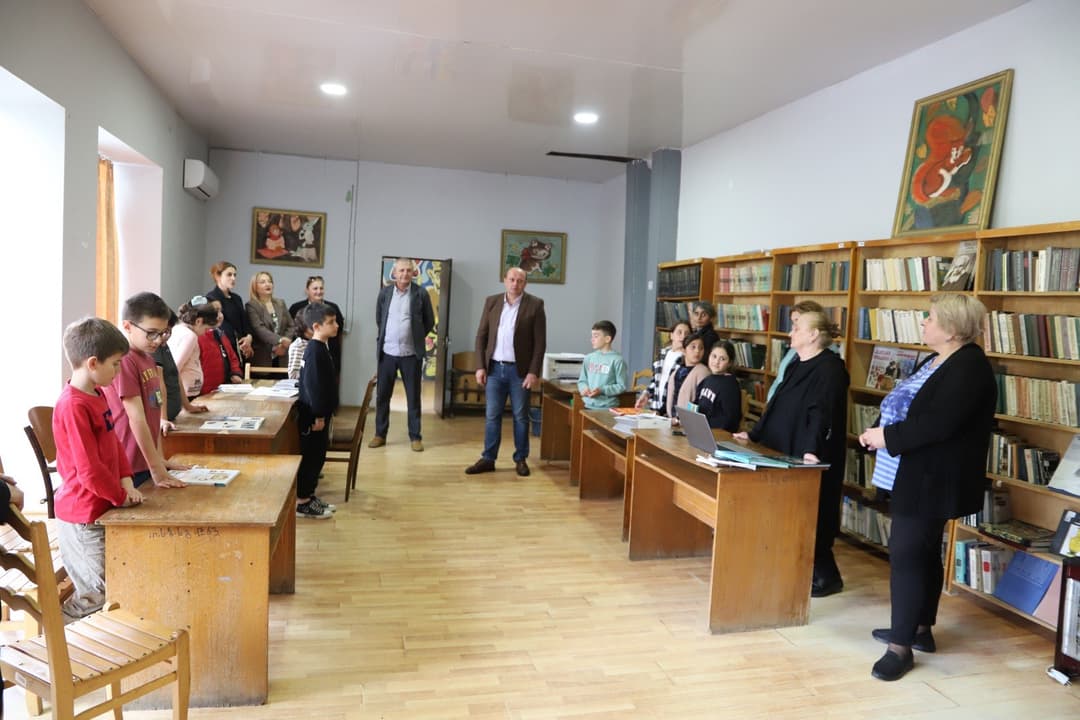 მსოფლიო წიგნის ჩუქების დღესთან დაკავშირებით თერჯოლის მუნიციპალიტეტის მერმა ქალაქის საჯარო და საბავშვო ბიბლიოთეკებს წიგნები გადასცა