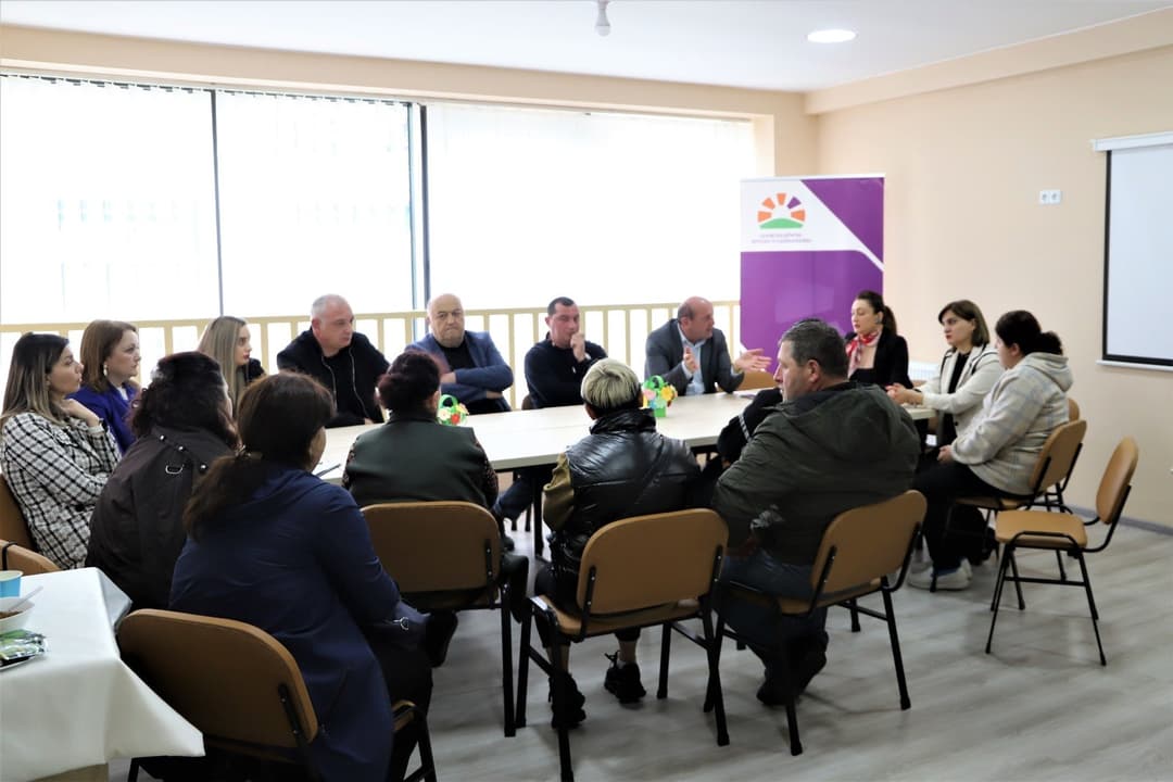 მანუჩარ რობაქიძე “აუტისტური სპექტრის მქონე ბავშვთა სარეაბილიტაციო პროგრამაში“ ჩართულ პედაგოგებს და ბენეფიციართა მშობლებს შეხვდა