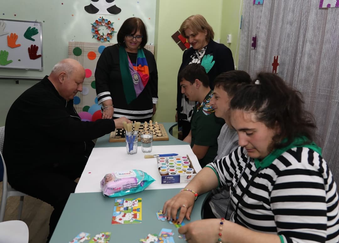 წყალტუბოს თვითმმართველობის წარმომადგენლებმა ბავშვთა ინკლუზიური ცენტრის ბენეფიციარები მოინახულეს