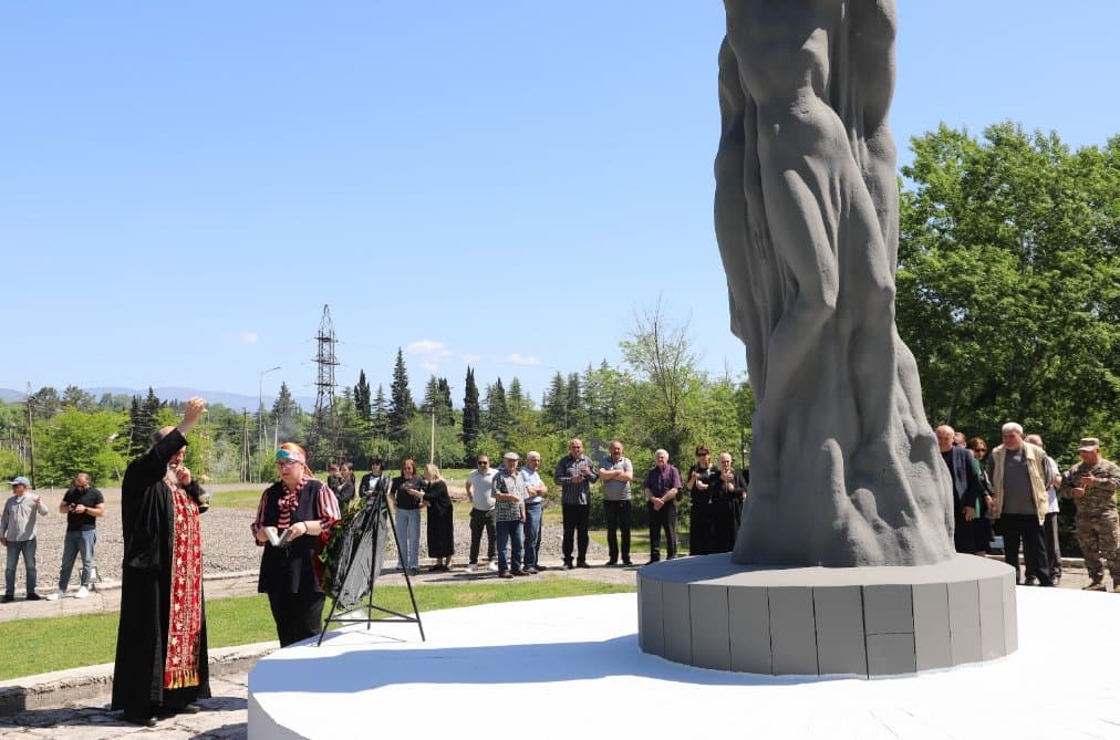 <p style="text-align: justify">9 &nbsp;მაისი ფაშიზმზე გამარჯვების დღეა. მეორე მსოფლიო ომის დასრულებიდან 80 წელი გავიდა.</p><p style="text-align: justify">2025 წლის 9 მაისს, თერჯოლის მუნიციპალიტეტის მერმა მანუჩარ რობაქიძემ, საკრებულოს თავმჯდომარე გიორგი ბარათაშვილთან ერთად გვირგვინით შეამკო გმირთა დიდების მემორიალი ქალაქ თერჯოლაში და ომის გმირის - დავით ჯაბიძის მემორიალი სოფელ ჩხარში.</p><p style="text-align: justify">ომში გარდაცვლილი გმირების სულის მოსახსენებელი პარაკლისი გადაიხდეს სასულიერო პირებმა.</p><p style="text-align: justify">მემორიალთან სამხედრო პირები, ადგილობრივი თვითმმართველობის წარმომადგენლები და მოქალაქეები იმყოფებოდნენ.</p>