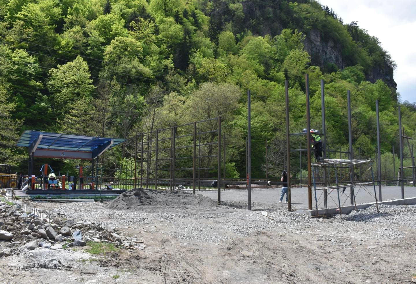 <p style="text-align: justify">ბორჯომის მუნიციპალიტეტის დაფინანსებით საკურორტო სოფელ ტიმოთესუბანში სპორტული მოედნის და დასასვენებელი სივრცის მოწყობა მიმდინარეობს.</p><p style="text-align: justify">მუნიციპალიტეტის მერიის ინფორმაციით, პროექტის ფარგლებში, სპორტული მოედანი თანამედროვე სტანდარტების შესაბამისად აღიჭურვება. დასასვენებელი ზონა ეწყობა მწვანე სივრცეში, სადაც განთავსდება საპარკო სკამები და მოწესრიგდება გარე განათება.</p><p style="text-align: justify">"პროექტი ჯანსაღი ცხოვრების წესის ხელშეწყობას, ადგილობრივი მოსახლეობისა და ტურისტებისთვის უსაფრთხო და კომფორტული გარემოს შექმნას ისახავს მიზნად", - აღნიშნავენ მერიაში.</p>