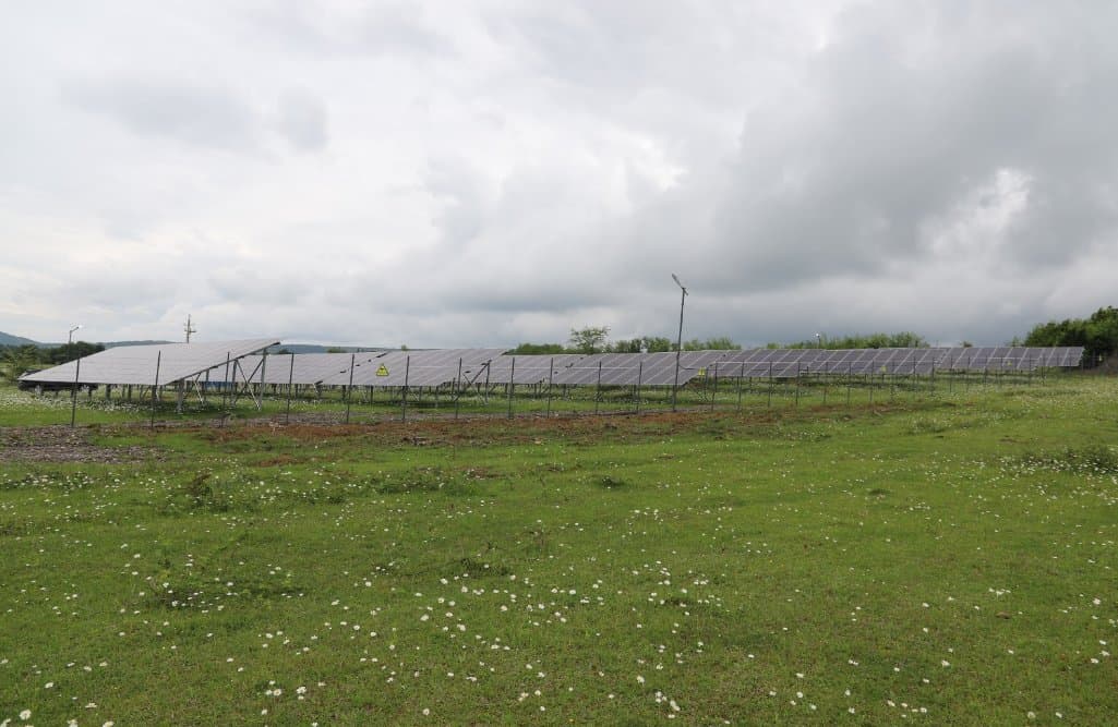 <p style="text-align: justify">თერჯოლის მუნიციპალიტეტის სოფელ ქვედა სიმონეთში მზის სისტემის ელექტროსადგური მოეწყო.</p><p style="text-align: justify">მზის სისტემის ახალი &nbsp;ელექტროსადგური &nbsp;მუნიციპალიტეტის მერმა მანუჩარ რობაქიძემ, საკრებულოს თავმჯდომარე გიორგი ბარათაშვილთან ერთად &nbsp;დაათვალიერა.</p><p style="text-align: justify">მუნიციპალიტეტის მერიის ინფორმაციით, ადგილობრივმა მეწარმე ჯუმბერ ქოჩიაშვილმა 500 კილოვატ/ საათიანი &nbsp;სიმძლავრის ელექტროსადგური, &nbsp;სახელმწიფო პროგრამის "აწარმოე საქართველოში" ხელშეწყობით დაამონტაჟა და იგი ყოველწლიურად 800 ათას კილოვატაზე მეტ ელექტროენერგიას გამოიმუშავებს. მეწარმე, კიდევ უფრო მეტი ენერგიის გამომუშავების მიზნით ელექტროსადგურის &nbsp;გაფართოებას გეგმავს. ამ ეტაპისთვის მზის ელექტროსადგურიდან ელექტროენერგია კასპში არსებულ შპს "ნოსტეს" მიეწოდება.</p><p style="text-align: justify">რეგიონებში კერძო სექტორის განვითარების ხელშეწყობა, ბიზნესის მხარდაჭერა და გაძლიერება ხელისუფლების ერთ-ერთი მნიშვნელოვანი პრიორიტეტია.</p>