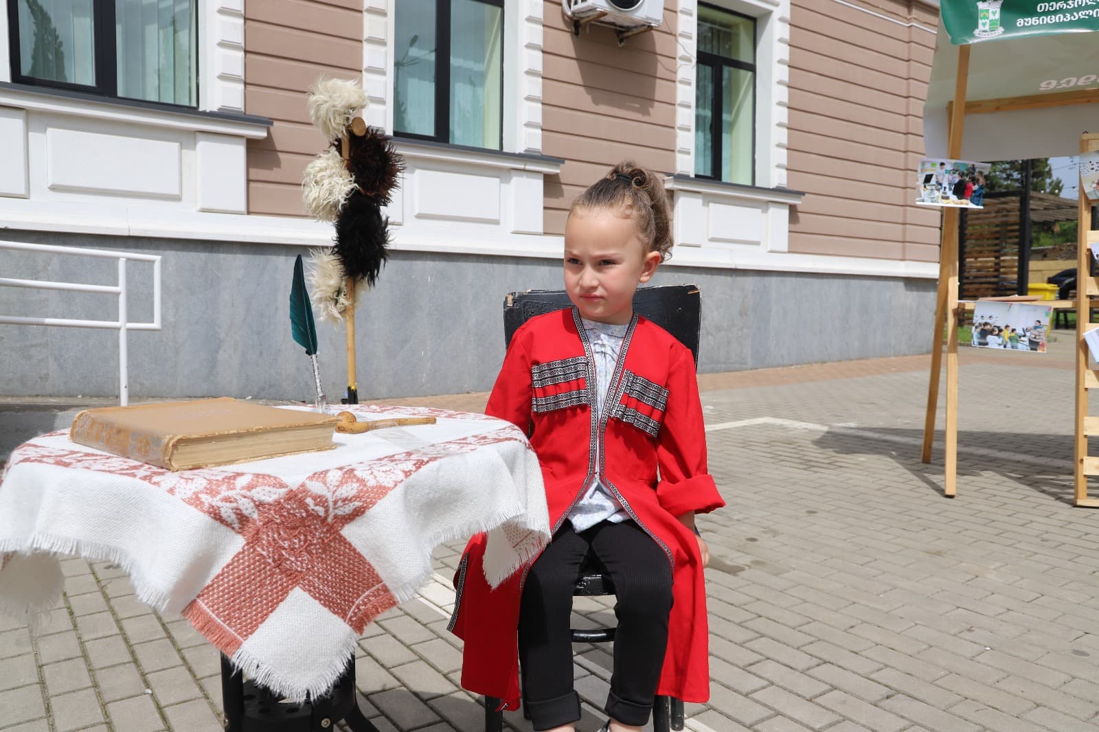 <p style="text-align: justify">18 მაისი ქართული ეროვნული სამოსის დღეა.&nbsp;</p><p style="text-align: justify">თერჯოლის მუნიციპალიტეტში ეროვნული სამოსის დღე აღინიშნა. ამ დღესთან დაკავშირებით ქალაქში კულტურულ-გასართობი ღონისძიებები გაიმართა. მოეწყო კოსტიუმირებული მსვლელობა ქალაქის ცენტრში, მერიის ადმინისტრაციული შენობის წინ &nbsp;კულტურულ-შემეცნებითი აქტივობები ჩატარდა. &nbsp;აქვე გამოფენილი იყო ეროვნული სამოსი, ეთნოგრაფიული &nbsp;ნივთები,ადგილობრივ მეწარმეთა ნამუშევრები.&nbsp;</p><p style="text-align: justify">ღონისძიებაში მონაწილეობდნენ მუნიციპალიტეტში მოქმედი ქორეოგრაფიული და ფოლკლორული ანსამბლები, საჯარო სკოლები. ეროვნული სამოსის დღე თერჯოლელებს მიულოცეს მუნიციპალიტეტის მერმა მანუჩარ რობაქიძემ, საკრებულოს თავმჯდომარე გიორგი ბარათაშვილმა, თერჯოლისა და ტყიბულის ეპარქიის მეუფე გიორგიმ.&nbsp;</p><p style="text-align: justify">საქართველოში ეროვნული სამოსის დღე 2016 წელს დაწესდა, რომლის მიზანია ქართული კულტურის პოპულარიზაცია და ქვეყნის საზღვრებს გარეთ გატანა.&nbsp;</p><p style="text-align: justify">ეროვნული სამოსის დღისადმი მიძღვნილი ღონისძიება თერჯოლის მუნიციპალიტეტის მერიის მხარდაჭერით და კულტურის სამსახურის ორგანიზებით &nbsp;ჩატარდა.</p>