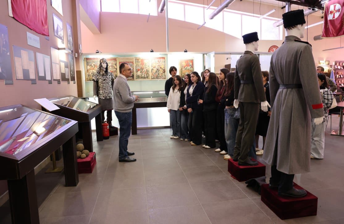 <p style="text-align: justify">ეროვნული თავდაცვის აკადემიაში სკოლის მოსწავლეებთან საინფორმაციო სახის შეხვედრები გრძელდება.</p><p style="text-align: justify">მიმდინარე წლის 21 მაისს აკადემიაში სტუმრად გორის რაიონის სოფელ ვარიანის საჯარო სკოლის მოსწავლეები იმყოფებოდნენ.</p><p style="text-align: justify">საინფორმაციო შეხვედრაზე მოსწავლეებს ჩაუტარდათ პრეზენტაცია აკადემიის შესახებ. სტუმრები გაეცნენ აკადემიაში არსებულ საბაკალავრო პროგრამებს, მიღების პირობებს, ასევე მიიღეს ინფორმაცია გაცვლითი პროგრამების და სტიპენდიის შესახებ.</p><p style="text-align: justify">შეხვედრის დასრულების შემდეგ, მოსწავლეებმა აკადემიის ინფრასტრუქტურა დაათვალიერეს.</p>