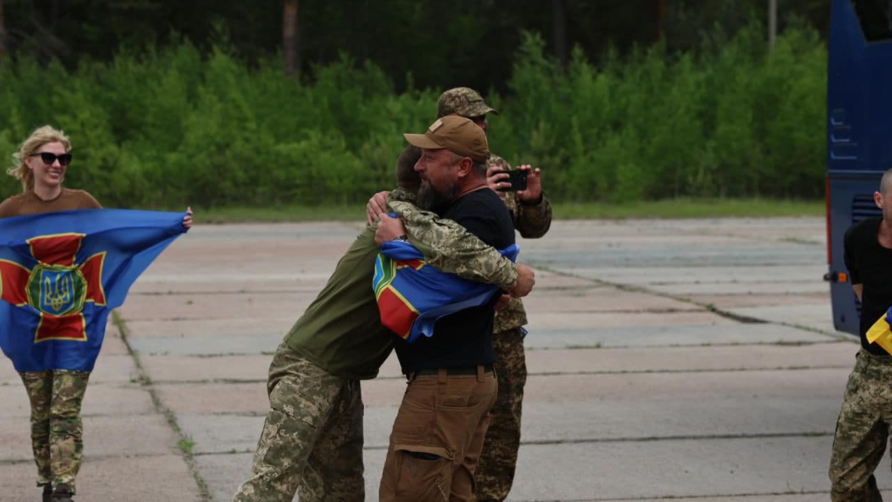 <p style="text-align: justify">უკრაინამ და რუსეთმა 1000 1000-ზე ფორმატში ტყვეების მორიგი გაცვლის ფარგლებში ერთმანეთს 307-307 სამხედრო ტყვე გადასცეს.</p><p style="text-align: justify">ტყვეების გაცვლა, რომელიც სამ დღეზეა დაყოფილი, ყველაზე მასშტაბური იქნება 2022 წელს რუსეთის უკრაინაში შეჭრის შემდეგ.</p><p style="text-align: justify">"კიდევ 307 უკრაინელი დამცველი სახლშია. დღეს თურქეთში შეთანხმებული "1000 1000-ზე" ფორმატით გაცვლის მეორე დღეა. მხოლოდ ამ ორ დღეში 697 ადამიანი უკვე დაბრუნდა. ხვალ გაგრძელებას ველით“, - განაცხადა უკრაინის პრეზიდენტმა ვოლოდიმირ ზელენსკიმ.</p><p style="text-align: justify">როგორც სამხედრო ტყვეებთან მოპყრობის კოორდინაციის შტაბმა განაცხადა, უკრაინის შეიარაღებული ძალების, კერძოდ, საჰაერო-სადესანტო თავდასხმის ძალების, უპილოტო სისტემების ძალების, საზღვაო ძალების, ჯარების ჯარების, ასევე უკრაინის სახელმწიფო სასაზღვრო სამსახურისა და ეროვნული გვარდიის ჯარისკაცები სამშობლოში დაბრუნდნენ.</p><p style="text-align: justify">ყველა გათავისუფლებული დამცველი მამაკაცია, რიგითი და სერჟანტი. ყველაზე ახალგაზრდა გათავისუფლებული 25 წლისაა, ყველაზე უფროსი კი - 61 წლის. მათ შორის არიან დაჭრილები და ავადმყოფები.</p><p style="text-align: justify">ისინი დონეცკის, ხერსონის, ხარკოვის, ზაპოროჟიეს და ლუგანსკის მიმართულებით იბრძოდნენ.</p><p style="text-align: justify">23 მაისს უკრაინაში 390 ადამიანი <a target="_blank" rel="noopener noreferrer nofollow" class="text-brand-500 underline" href="https://frontnews.ge/ge/news/zelenski-chven-vabrunebt-chvens-khalkhs-sakhlshi-dghes-390-adamiani-shabats-da-kviras-velodebit-rom-gatsvla-gagrdzeldeba"><em>დაბრუნდა</em></a> - 270 სამხედრო და 120 მშვიდობიანი მოქალაქე.</p><div class="iframe-wrapper"><iframe src="https://www.facebook.com/plugins/post.php?href=https%3A%2F%2Fwww.facebook.com%2Fzelenskyy.official%2Fposts%2Fpfbid0fra8e9xpE9E8KVXY2EfE6Qdm3gWykm3iQL8ggs8pmxtMTkdAHMcJ19M9HVWrg6v7l&amp;show_text=true&amp;width=500" frameborder="0" allowfullscreen="true" width="500" height="645" title="Embedded content" allow="autoplay; clipboard-write; encrypted-media; picture-in-picture; web-share" scrolling="no" style="border:none;overflow:hidden"></iframe></div>