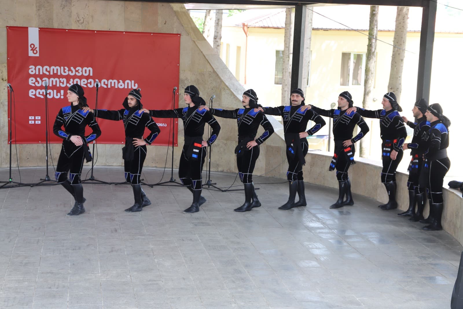 <p style="text-align: justify">თერჯოლის მუნიციპალიტეტში საქართველოს დამოუკიდებლობის დღისადმი მიძღვნილი სხვადასხვა სახის საზეიმო ღონისძიება გაიმართა.</p><p style="text-align: justify">ღონისძიებები სკანდის ისტორიულ ციხეზე საზეიმო მსვლელობით დაიწყო, სადაც სახელმწიფო დროშის აღმართვის ცერემონია გაიმართა;</p><p style="text-align: justify">საზეიმო მსვლელობის შემდეგ, თერჯოლის მუნიციპალიტეტის მერმა მანუჩარ რობაქიძემ, საკრებულოს თავმჯდომარესთან გიორგი ბარათაშვილთან ერთად გვირგვინით შეამკო გმირთა დიდების მემორიალი და დამოუკიდებლობის დღე მოსახლეობას პირადად მიულოცა.</p><p style="text-align: justify">ადგილობრივი ხელისუფლების წარმომადგენლებმა პატივი მიაგეს ეროვნული მოძრაობის ერთ-ერთი ლიდერის ვანო ხუხუნაიშვილის ხსოვნას და მისი საფლავი გვირგვინით შეამკეს.</p><p style="text-align: justify">თერჯოლაში ამ დღესთან დაკავშირებით,სხვადასხვა კულტურული და სპორტული აქტივობები მოეწყო. ლაშა გოგიაშვილის სახელობის სკვერში გაიმართა სამხატვრო სკოლის მოსწავლეთა ნახატებისა და ადგილობრივი რეწვის ოსტატების ნამუშევრების გამოფენა-გაყიდვა, აქვე განთავსდა ტურიზმის კუთხეც, სადაც თერჯოლის მუნიციპალიტეტში &nbsp;არსებული ყველა ღირსშესანიშნავი ადგილის ფოტო გამოიფინა. ჩატარდა "თავისუფალი თამაშების" ფინალი მინი ფეხბურთში, ჭიდაობის, ხრიდოლის და სამაგიდო თამაშების &nbsp;ტურნირები, გამოვლენილი გამარჯვებულები დაჯილდოვდნენ შესაბამისი პრიზებით.</p><p style="text-align: justify">დღესვე, თერჯოლის ამფითეატრში თემატური კონცერტი გაიმართა, სადაც მონაწილეობა მიიღეს ადგილობრივმა ანსამბლებმა.</p><p style="text-align: justify">დამოუკიდებლობის დღისადმი მიძღვნილ ღონისძიებებს მერის მოადგილეები და მერიის თანამშრომლები, საკრებულოს თავმჯდომარის მოადგილეები, დეპუტატები, საზოგადოების სხვადასხვა სფეროს წარმომადგენლები, ასევე მოქალაქეები შეუერთდნენ.</p><p style="text-align: justify">ღონისძიება მუნიციპალიტეტის მერიის განათლების, კულტურის, სპორტისა და ახალგაზრდულ საქმეთა სამსახურის ორგანიზებით ჩატარდა.</p>