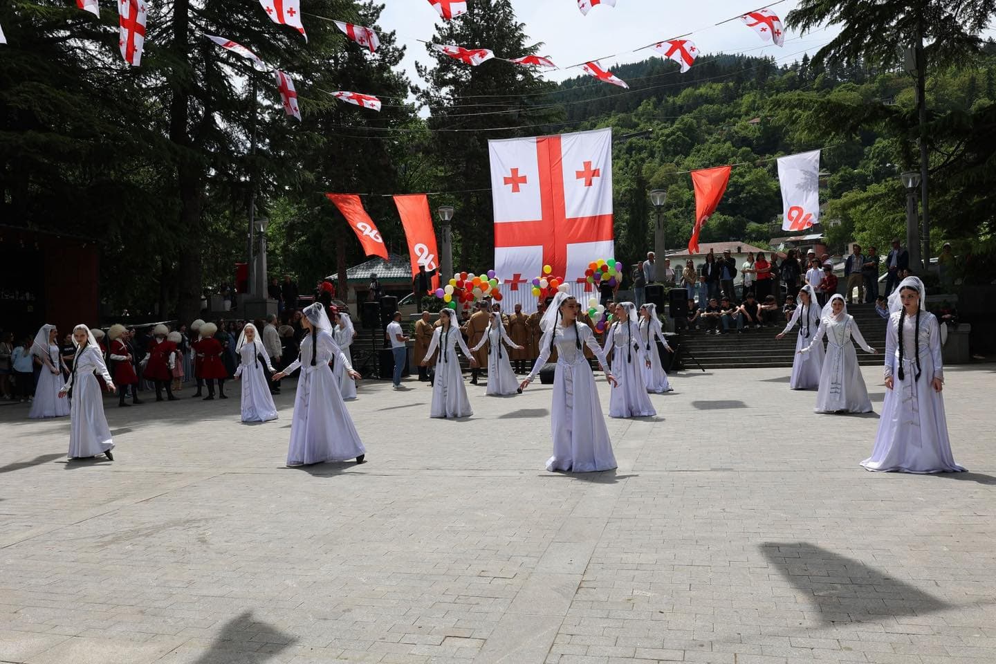 <p style="text-align: justify">ბორჯომში საქართველოს დამოუკიდებლობის დღე აღინიშნა.</p><p style="text-align: justify">მაყურებლის წინაშე ადგილობრივი ვოკალური და ქორეოგრაფიული ანსამბლები წარდგნენ.</p><p style="text-align: justify">26 მაისი მოსახლეობას დეკანოზმა იოანემ (ხეცურიანი), საკრებულოს თავმჯდომარემ დავით ზაალიშვილმა და მერის მოადგილემ გიორგი ტაბატაძემ მიულოცეს.</p><p style="text-align: justify">ღონისძიებას ადგილობრივი თვითმმართველობის წარმომადგენლები და მოქალაქეები ესწრებოდნენ.</p><div class="iframe-wrapper"><iframe src="https://www.facebook.com/plugins/post.php?href=https%3A%2F%2Fwww.facebook.com%2Fpermalink.php%3Fstory_fbid%3Dpfbid02FdUWK7ZbupTW3FthHytXbz8ZC3vvccBy46vkHJfsPXMioCUV2AYoTjEvJbDJzTK4l%26id%3D100067222093058&amp;show_text=true&amp;width=500" frameborder="0" allowfullscreen="true" width="500" height="754" title="Embedded content" allow="autoplay; clipboard-write; encrypted-media; picture-in-picture; web-share" scrolling="no" style="border:none;overflow:hidden"></iframe></div>