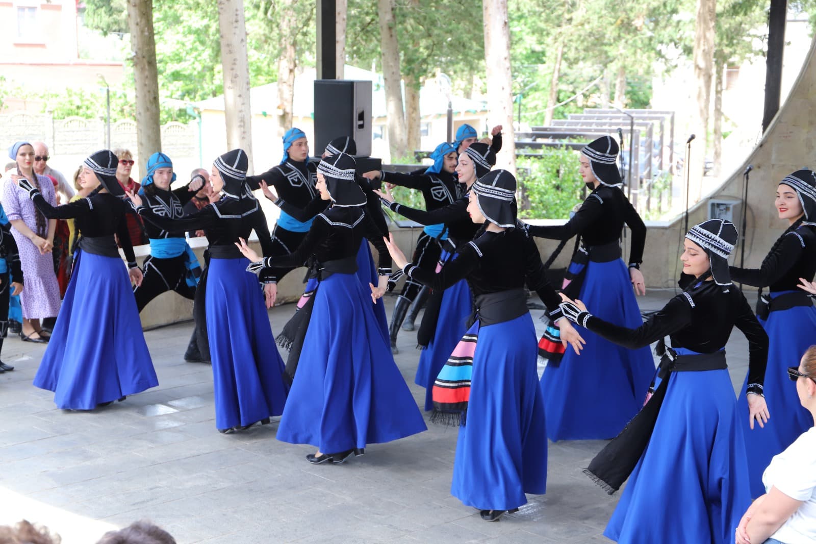 <p style="text-align: justify">თერჯოლის მუნიციპალიტეტში საქართველოს დამოუკიდებლობის დღისადმი მიძღვნილი სხვადასხვა სახის საზეიმო ღონისძიება გაიმართა.</p><p style="text-align: justify">ღონისძიებები სკანდის ისტორიულ ციხეზე საზეიმო მსვლელობით დაიწყო, სადაც სახელმწიფო დროშის აღმართვის ცერემონია გაიმართა;</p><p style="text-align: justify">საზეიმო მსვლელობის შემდეგ, თერჯოლის მუნიციპალიტეტის მერმა მანუჩარ რობაქიძემ, საკრებულოს თავმჯდომარესთან გიორგი ბარათაშვილთან ერთად გვირგვინით შეამკო გმირთა დიდების მემორიალი და დამოუკიდებლობის დღე მოსახლეობას პირადად მიულოცა.</p><p style="text-align: justify">ადგილობრივი ხელისუფლების წარმომადგენლებმა პატივი მიაგეს ეროვნული მოძრაობის ერთ-ერთი ლიდერის ვანო ხუხუნაიშვილის ხსოვნას და მისი საფლავი გვირგვინით შეამკეს.</p><p style="text-align: justify">თერჯოლაში ამ დღესთან დაკავშირებით,სხვადასხვა კულტურული და სპორტული აქტივობები მოეწყო. ლაშა გოგიაშვილის სახელობის სკვერში გაიმართა სამხატვრო სკოლის მოსწავლეთა ნახატებისა და ადგილობრივი რეწვის ოსტატების ნამუშევრების გამოფენა-გაყიდვა, აქვე განთავსდა ტურიზმის კუთხეც, სადაც თერჯოლის მუნიციპალიტეტში &nbsp;არსებული ყველა ღირსშესანიშნავი ადგილის ფოტო გამოიფინა. ჩატარდა "თავისუფალი თამაშების" ფინალი მინი ფეხბურთში, ჭიდაობის, ხრიდოლის და სამაგიდო თამაშების &nbsp;ტურნირები, გამოვლენილი გამარჯვებულები დაჯილდოვდნენ შესაბამისი პრიზებით.</p><p style="text-align: justify">დღესვე, თერჯოლის ამფითეატრში თემატური კონცერტი გაიმართა, სადაც მონაწილეობა მიიღეს ადგილობრივმა ანსამბლებმა.</p><p style="text-align: justify">დამოუკიდებლობის დღისადმი მიძღვნილ ღონისძიებებს მერის მოადგილეები და მერიის თანამშრომლები, საკრებულოს თავმჯდომარის მოადგილეები, დეპუტატები, საზოგადოების სხვადასხვა სფეროს წარმომადგენლები, ასევე მოქალაქეები შეუერთდნენ.</p><p style="text-align: justify">ღონისძიება მუნიციპალიტეტის მერიის განათლების, კულტურის, სპორტისა და ახალგაზრდულ საქმეთა სამსახურის ორგანიზებით ჩატარდა.</p>