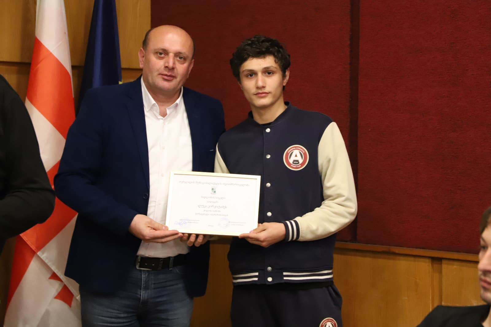 <p style="text-align: justify">თერჯოლის მუნიციპალიტეტის მერმა მანუჩარ რობაქიძემ წარმატებული სპორტსმენები და მწვრთნელები დააჯილდოვა.&nbsp;</p><p style="text-align: justify">ა(ა)იპ &nbsp;თერჯოლის &nbsp;სპორტული სკოლის სპორტსმენებმა &nbsp;2025 წელს, &nbsp;ევროპასა და საქართველოში გამართულ &nbsp;ჩემპიონატებზე &nbsp;საპრიზო ადგილები მოიპოვეს, რისთვისაც მათ მუნიციპალიტეტის მერმა მანუჩარ რობაქიძემ, საკრებულოს თავმჯდომარე გიორგი ბარათაშვილს და საკრებულოს სპორტის კომიტეტის ხელმძღვანელ გრიგოლ გიორგაძესთან ერთად, დიპლომები და ფულადი ჯილდოები გადასცა.&nbsp;</p><p style="text-align: justify">ლუკა ნიქაბაძე - ევროპის პრიზიორი ჭიდაობა სამბოში (მე-3 ადგილი)<br>ქეთევან ბუცხრიკიძე - ევროპის პრიზიორი ჭიდაობა სამბოში (მე-3 ადგილი)<br>დათო ხუჯაძე - საქართველოს ჩემპიონი ჭიდაობა სამბოში (1 ადგილი)<br>დიანა ქასრაშვილი - საქართველოს პრიზიორი ჭიდაობა სამბოში &nbsp;( მე-2 ადგილი)<br>თამარ ზარნაძე - საქართველოს პრიზიორი &nbsp;ჭიდაობა სამბოში (მე-2 ადგილი)<br>გიორგი ლომიტაშვილი - საქართველოს პრიზიორი ჭიდაობა სამბოში (მე-3 ადგილი)<br>ზურაბ გავაშელაშვილი - საქართველოს პრიზიორი ჭიდაობა სამბოში (მე-3 ადგილი)<br>ზაზა გაბრიჭიძე - საქართველოს პრიზიორი ჭიდაობა სამბოში (მე-3 ადგილი)<br>ლუკა კირკიტაძე - საქართველოს პრიზიორი ჭიდაობა სამბოში (მე-3 ადგილი)<br>ლუკა სოფრომაძე - საქართველოს პრიზიორი ჭიდაობა სამბოში (მე-3 ადგილი)<br>(მწვრთნელები: ლერი ჯიხვაშვილი, მალხაზ თურქაძე)<br>ლუკა ბუიღლიშვილი - საქართველოს პრიზიორი ბ/რ ჭიდაობაში (მე-3 ადგილი)<br>გიგა ჭეიშვილი - საქართველოს პრიზიორი ბ/რ ჭიდაობაში (მე-3 ადგილი)<br>გიორგი ჩოგოვაძე - საქართველოს პრიზიორი ბ/რ ჭიდაობაში (მე-3 ადგილი)<br>გიგა &nbsp;ჩაფიძე - საქართველოს პრიზიორი ბ/რ ჭიდაობაში (მე-3 ადგილი)<br>იური ჩაფიძე - საქართველოს პრიზიორი ბ/რ ჭიდაობაში (მე-3 ადგილი)<br>(მწვრთნელი გიგა ჩაფიძე)<br>ნიკოლოზ ბრეგვაძე - საქართველოს პრიზიორი ძიუდოში (მე-3 ადგილი) (მწვრთნელი ლერი რობაქიძე)</p><p style="text-align: justify">ღონისძიება, რომელიც მუნიციპალიტეტის მერის ინიციატივითა და მერიის განათლების, კულტურის,სპორტის და ახალგაზრდულ საქმეთა სამსახურის ორგანიზებით მოეწყო, მიზნად ისახავს ახალგაზრდა სპორტსმენთა წახალისებას &nbsp;და მხარდაჭერას ადგილობრივი თვითმმართველობის მხრიდან.</p>