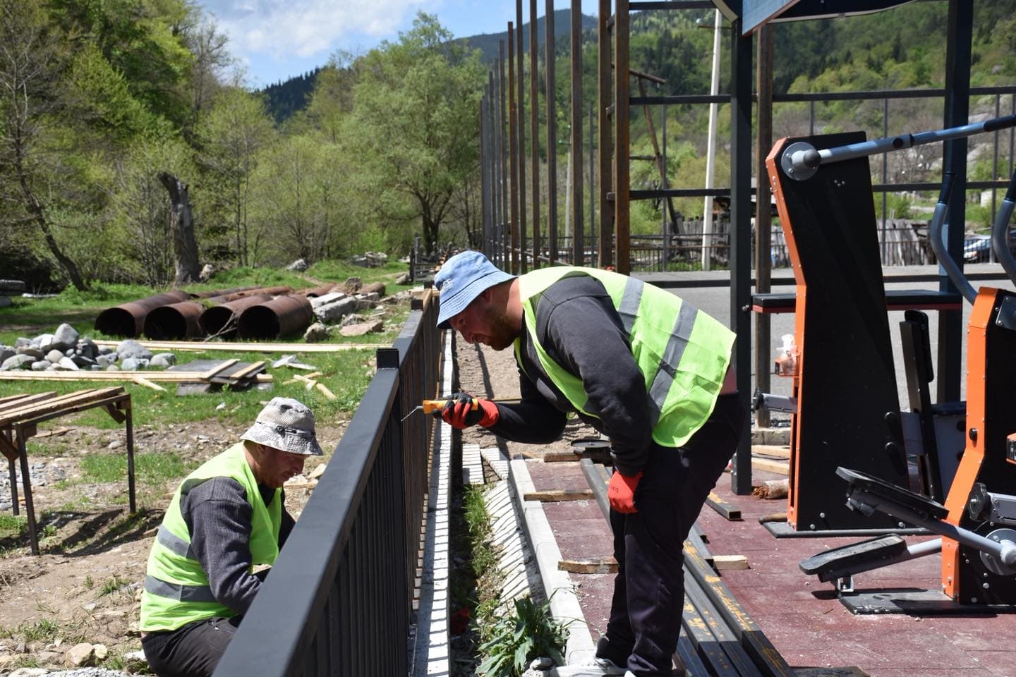 <p style="text-align: justify">ბორჯომის მუნიციპალიტეტის დაფინანსებით საკურორტო სოფელ ტიმოთესუბანში სპორტული მოედნის და დასასვენებელი სივრცის მოწყობა მიმდინარეობს.</p><p style="text-align: justify">მუნიციპალიტეტის მერიის ინფორმაციით, პროექტის ფარგლებში, სპორტული მოედანი თანამედროვე სტანდარტების შესაბამისად აღიჭურვება. დასასვენებელი ზონა ეწყობა მწვანე სივრცეში, სადაც განთავსდება საპარკო სკამები და მოწესრიგდება გარე განათება.</p><p style="text-align: justify">"პროექტი ჯანსაღი ცხოვრების წესის ხელშეწყობას, ადგილობრივი მოსახლეობისა და ტურისტებისთვის უსაფრთხო და კომფორტული გარემოს შექმნას ისახავს მიზნად", - აღნიშნავენ მერიაში.</p>