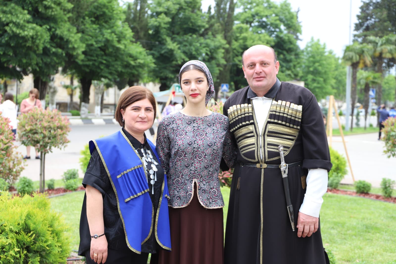 <p style="text-align: justify">18 მაისი ქართული ეროვნული სამოსის დღეა.&nbsp;</p><p style="text-align: justify">თერჯოლის მუნიციპალიტეტში ეროვნული სამოსის დღე აღინიშნა. ამ დღესთან დაკავშირებით ქალაქში კულტურულ-გასართობი ღონისძიებები გაიმართა. მოეწყო კოსტიუმირებული მსვლელობა ქალაქის ცენტრში, მერიის ადმინისტრაციული შენობის წინ &nbsp;კულტურულ-შემეცნებითი აქტივობები ჩატარდა. &nbsp;აქვე გამოფენილი იყო ეროვნული სამოსი, ეთნოგრაფიული &nbsp;ნივთები,ადგილობრივ მეწარმეთა ნამუშევრები.&nbsp;</p><p style="text-align: justify">ღონისძიებაში მონაწილეობდნენ მუნიციპალიტეტში მოქმედი ქორეოგრაფიული და ფოლკლორული ანსამბლები, საჯარო სკოლები. ეროვნული სამოსის დღე თერჯოლელებს მიულოცეს მუნიციპალიტეტის მერმა მანუჩარ რობაქიძემ, საკრებულოს თავმჯდომარე გიორგი ბარათაშვილმა, თერჯოლისა და ტყიბულის ეპარქიის მეუფე გიორგიმ.&nbsp;</p><p style="text-align: justify">საქართველოში ეროვნული სამოსის დღე 2016 წელს დაწესდა, რომლის მიზანია ქართული კულტურის პოპულარიზაცია და ქვეყნის საზღვრებს გარეთ გატანა.&nbsp;</p><p style="text-align: justify">ეროვნული სამოსის დღისადმი მიძღვნილი ღონისძიება თერჯოლის მუნიციპალიტეტის მერიის მხარდაჭერით და კულტურის სამსახურის ორგანიზებით &nbsp;ჩატარდა.</p>