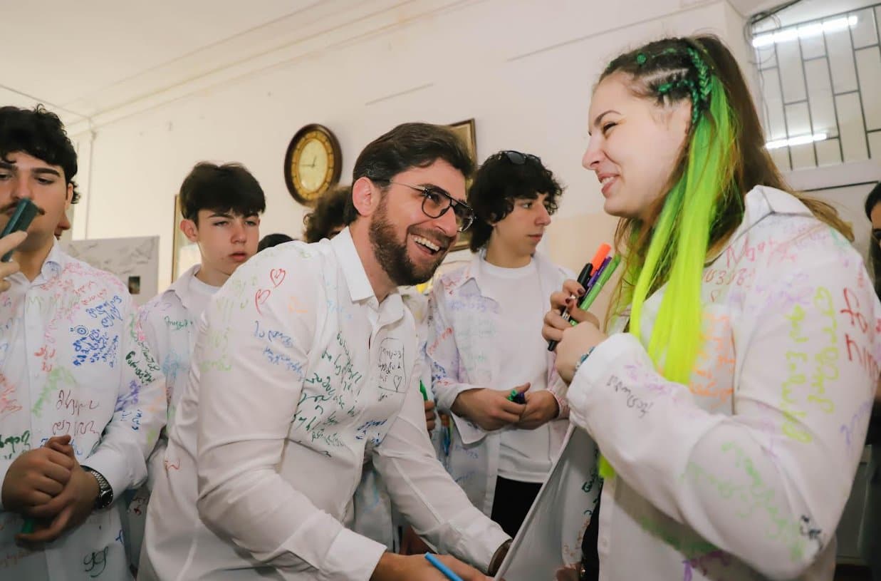 <p style="text-align: justify">ქალაქ ფოთში 491 მოსწავლისათვის ბოლო ზარი დაირეკა.</p><p style="text-align: justify">ფოთის &nbsp;მერმა ბექა ვაჭარაძემ კურსდამთავრებულებს სკოლის დამთავრება მიულოცა და წარმატებული მომავალი უსურვა.</p><p style="text-align: justify">"ფოთის მერია ყველა კურსდამთავრებულს ულოცავს სკოლის დამთავრებას და ცხოვრების ახალ ეტაპზე გადასვლას. წარმატებებს ვუსურვებთ ამ საინტერესო გზაზე​ მშობლიური ქალაქის საკეთილდღეოდ!" - აღნიშნავენ ფოთის მერიაში.</p>