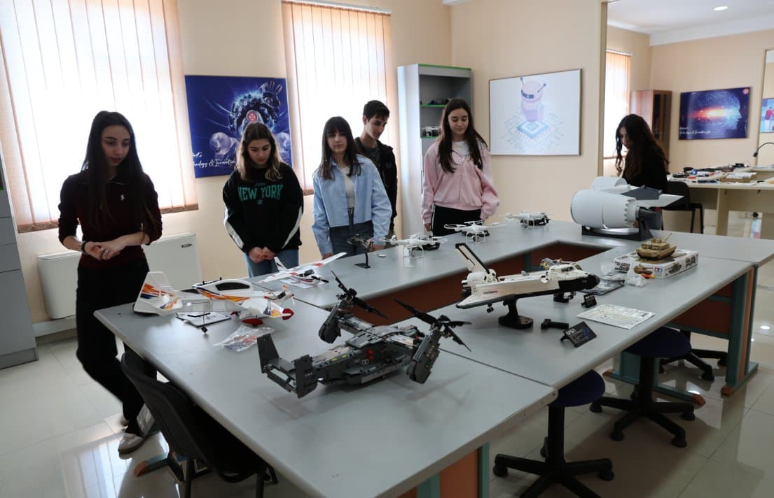 <p style="text-align: justify">ეროვნული თავდაცვის აკადემიაში სკოლის მოსწავლეებთან საინფორმაციო სახის შეხვედრები გრძელდება.</p><p style="text-align: justify">მიმდინარე წლის 21 მაისს აკადემიაში სტუმრად გორის რაიონის სოფელ ვარიანის საჯარო სკოლის მოსწავლეები იმყოფებოდნენ.</p><p style="text-align: justify">საინფორმაციო შეხვედრაზე მოსწავლეებს ჩაუტარდათ პრეზენტაცია აკადემიის შესახებ. სტუმრები გაეცნენ აკადემიაში არსებულ საბაკალავრო პროგრამებს, მიღების პირობებს, ასევე მიიღეს ინფორმაცია გაცვლითი პროგრამების და სტიპენდიის შესახებ.</p><p style="text-align: justify">შეხვედრის დასრულების შემდეგ, მოსწავლეებმა აკადემიის ინფრასტრუქტურა დაათვალიერეს.</p>