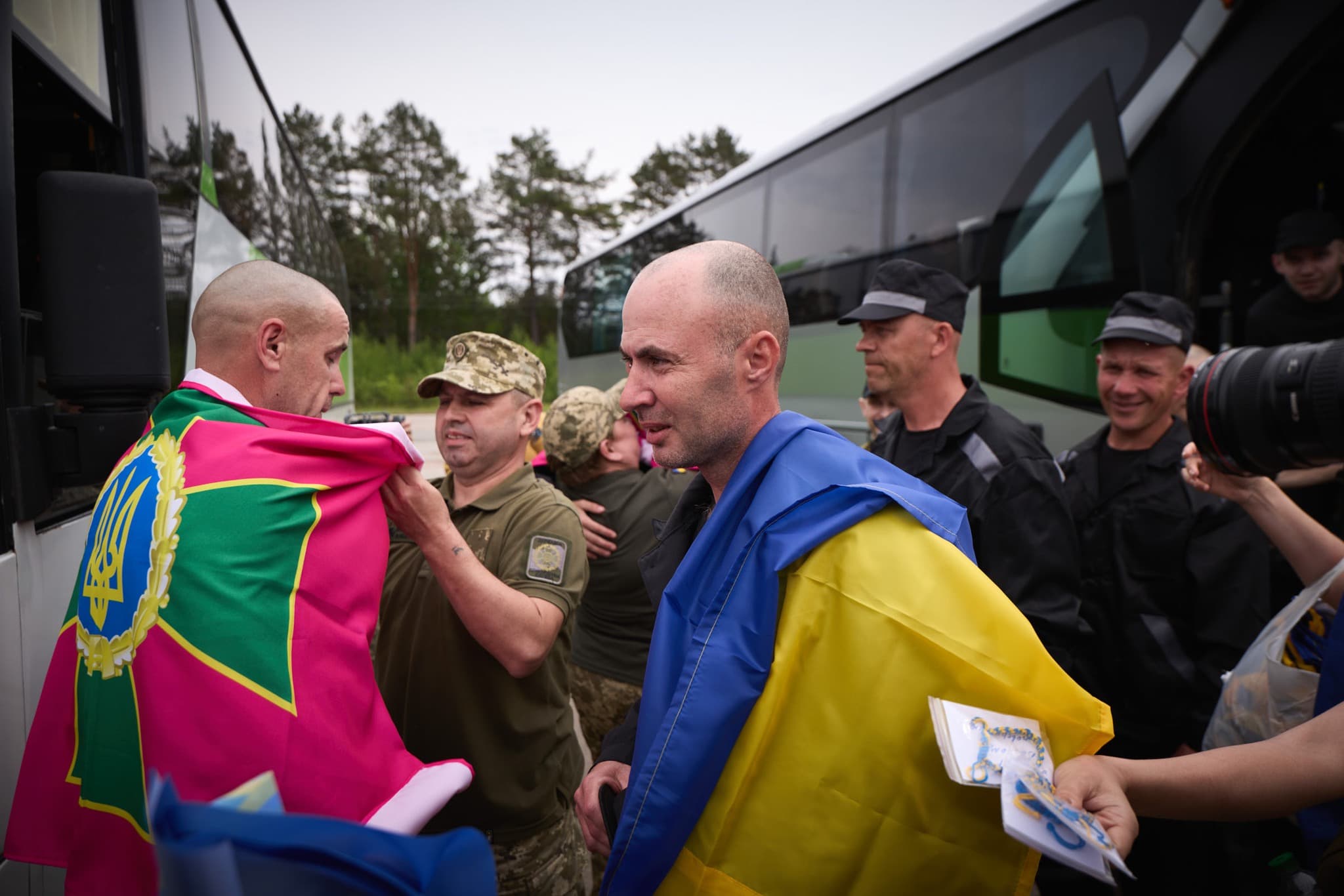 <p style="text-align: justify">რუსეთმა და უკრაინამ "1000 1000-ზე" ფორმატის ფარგლებში კიდევ 303-303 ტყვე გაცვალეს.</p><p style="text-align: justify">"კიდევ 303 უკრაინელი დამცველი სახლშია. თურქეთში შეთანხმებული "1000-1000-ზე" ფორმატის გაცვლის მესამე ნაწილი დასრულდა“, - განაცხადა უკრაინის პრეზიდენტმა ვოლოდიმირ ზელენსკიმ.</p><p style="text-align: justify">ამჯერად, გათავისუფლებულ ჯარისკაცებს შორის არიან უკრაინის შეიარაღებული ძალების, კერძოდ, საზღვაო ძალების, საჰაერო ძალების, საჰაერო სადესანტო-მოიერიშე ჯარების, ტერიტორიული თავდაცვის, ასევე უკრაინის ეროვნული გვარდიის, უკრაინის სახელმწიფო სასაზღვრო სამსახურისა და სახელმწიფო სპეციალური სატრანსპორტო სამსახურის წარმომადგენლები.</p><p style="text-align: justify">დღეს გათავისუფლებული 303 დამცველი მამაკაცია, რიგითი და სერჟანტი. ისინი იცავდნენ უკრაინას დონეცკისა და ლუგანსკის მიმართულებით, ზაპოროჟიესა და ხარკოვის ოლქებში, ხერსონის, სუმისა და ჩერნიგოვის ოლქებში.</p><p style="text-align: justify">ასევე დღეს სახლში მარიუპოლის 70 მცველი ბრუნდება.</p><p style="text-align: justify">2022 წლის მარტიდან მოყოლებული, საკოორდინაციო შტაბმა გაათავისუფლა უკრაინის 5,757 მოქალაქე. კიდევ 536 უკრაინელი დაბრუნდა გაცვლის გარეშე.</p><p style="text-align: justify">ტყვეების გაცვლის პირველი ეტაპი პარასკევს, 23 მაისს გაიმართა. უკრაინამ 390 ადამიანი დააბრუნა - 270 სამხედრო და 120 მშვიდობიანი მოქალაქე. ყოფილ სამხედრო ტყვეებს შორის არიან შეიარაღებული ძალების სხვადასხვა შტოს მებრძოლები, რომლებიც დონეცკის, ლუგანსკის, ხარკოვის და სხვა რაიონებში იბრძოდნენ. ზოგიერთი მათგანი ტყვეობაში 3 წელზე მეტი ხნის განმავლობაში იმყოფებოდა.</p><p style="text-align: justify">როგორც თავდაცვის მინისტრმა რუსტემ უმეროვმა განაცხადა, სიები ერთი კრიტერიუმის საფუძველზე შედგა: სიცოცხლის შენარჩუნება.</p><p style="text-align: justify">23 მაისს, უკრაინამ, რუსი სამხედრო ტყვეების გარდა, რუსეთს გადასცა მინიმუმ 70 კოლაბორატორი. მათ სანაცვლოდ, რუსულმა მხარემ გაათავისუფლა მშვიდობიანი მოქალაქე მძევლები.</p><p style="text-align: justify">შაბათს, 24 მაისს, კიდევ 307 უკრაინელი დამცველი დაბრუნდა. მათ შორის არიან საჰაერო-სადესანტო თავდასხმის ჯარების, უპილოტო სისტემების ძალების, საზღვაო ძალების, ტერიტორიული თავდაცვის ძალების, სასაზღვრო დაცვის და ეროვნული გვარდიის მებრძოლები. ყველაზე ახალგაზრდა 25 წლისაა, ყველაზე უფროსი კი 61 წლის. მათ შორის არიან დაჭრილები და ავადმყოფები.</p><p style="text-align: justify">გარდა ამისა, პირველად გახდა შესაძლებელი პატიმრების დაბრუნება ცალკეული დანაყოფებიდან და სამხედრო ნაწილებიდან. ასევე მარიუპოლის 27 დამცველი გაათავისუფლეს.</p>