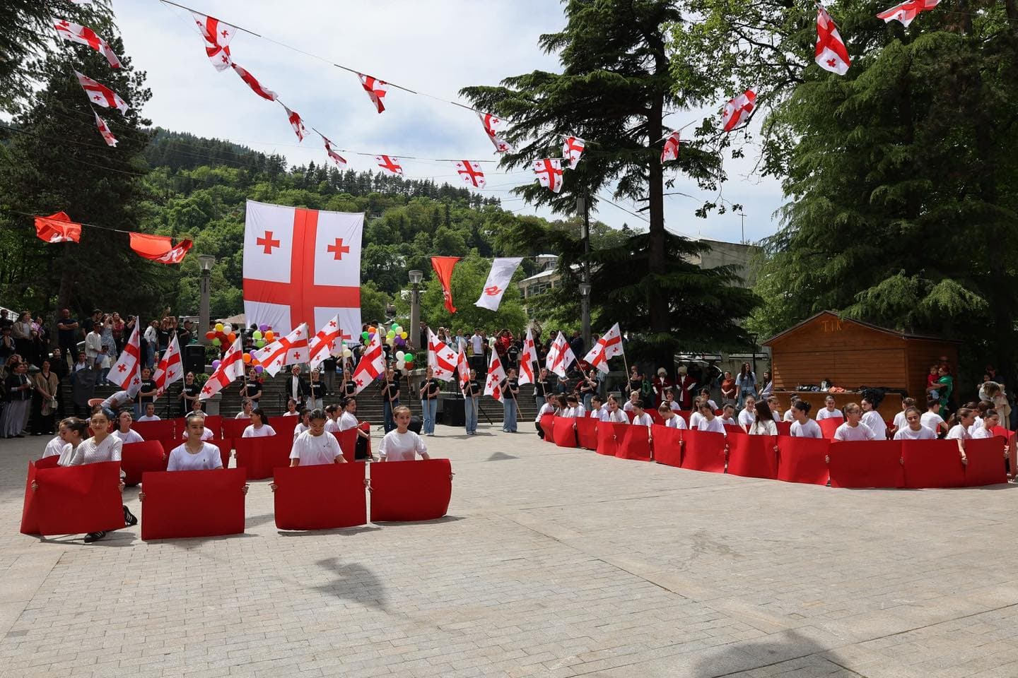 <p style="text-align: justify">ბორჯომში საქართველოს დამოუკიდებლობის დღე აღინიშნა.</p><p style="text-align: justify">მაყურებლის წინაშე ადგილობრივი ვოკალური და ქორეოგრაფიული ანსამბლები წარდგნენ.</p><p style="text-align: justify">26 მაისი მოსახლეობას დეკანოზმა იოანემ (ხეცურიანი), საკრებულოს თავმჯდომარემ დავით ზაალიშვილმა და მერის მოადგილემ გიორგი ტაბატაძემ მიულოცეს.</p><p style="text-align: justify">ღონისძიებას ადგილობრივი თვითმმართველობის წარმომადგენლები და მოქალაქეები ესწრებოდნენ.</p><div class="iframe-wrapper"><iframe src="https://www.facebook.com/plugins/post.php?href=https%3A%2F%2Fwww.facebook.com%2Fpermalink.php%3Fstory_fbid%3Dpfbid02FdUWK7ZbupTW3FthHytXbz8ZC3vvccBy46vkHJfsPXMioCUV2AYoTjEvJbDJzTK4l%26id%3D100067222093058&amp;show_text=true&amp;width=500" frameborder="0" allowfullscreen="true" width="500" height="754" title="Embedded content" allow="autoplay; clipboard-write; encrypted-media; picture-in-picture; web-share" scrolling="no" style="border:none;overflow:hidden"></iframe></div>