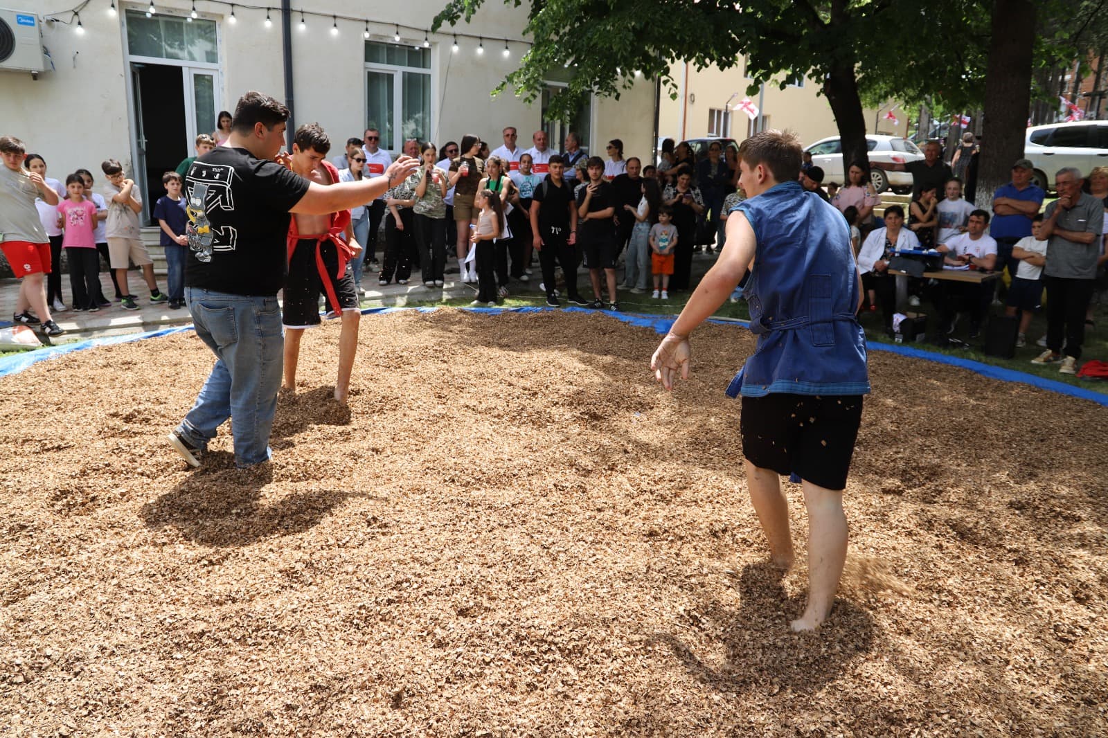 <p style="text-align: justify">თერჯოლის მუნიციპალიტეტში საქართველოს დამოუკიდებლობის დღისადმი მიძღვნილი სხვადასხვა სახის საზეიმო ღონისძიება გაიმართა.</p><p style="text-align: justify">ღონისძიებები სკანდის ისტორიულ ციხეზე საზეიმო მსვლელობით დაიწყო, სადაც სახელმწიფო დროშის აღმართვის ცერემონია გაიმართა;</p><p style="text-align: justify">საზეიმო მსვლელობის შემდეგ, თერჯოლის მუნიციპალიტეტის მერმა მანუჩარ რობაქიძემ, საკრებულოს თავმჯდომარესთან გიორგი ბარათაშვილთან ერთად გვირგვინით შეამკო გმირთა დიდების მემორიალი და დამოუკიდებლობის დღე მოსახლეობას პირადად მიულოცა.</p><p style="text-align: justify">ადგილობრივი ხელისუფლების წარმომადგენლებმა პატივი მიაგეს ეროვნული მოძრაობის ერთ-ერთი ლიდერის ვანო ხუხუნაიშვილის ხსოვნას და მისი საფლავი გვირგვინით შეამკეს.</p><p style="text-align: justify">თერჯოლაში ამ დღესთან დაკავშირებით,სხვადასხვა კულტურული და სპორტული აქტივობები მოეწყო. ლაშა გოგიაშვილის სახელობის სკვერში გაიმართა სამხატვრო სკოლის მოსწავლეთა ნახატებისა და ადგილობრივი რეწვის ოსტატების ნამუშევრების გამოფენა-გაყიდვა, აქვე განთავსდა ტურიზმის კუთხეც, სადაც თერჯოლის მუნიციპალიტეტში &nbsp;არსებული ყველა ღირსშესანიშნავი ადგილის ფოტო გამოიფინა. ჩატარდა "თავისუფალი თამაშების" ფინალი მინი ფეხბურთში, ჭიდაობის, ხრიდოლის და სამაგიდო თამაშების &nbsp;ტურნირები, გამოვლენილი გამარჯვებულები დაჯილდოვდნენ შესაბამისი პრიზებით.</p><p style="text-align: justify">დღესვე, თერჯოლის ამფითეატრში თემატური კონცერტი გაიმართა, სადაც მონაწილეობა მიიღეს ადგილობრივმა ანსამბლებმა.</p><p style="text-align: justify">დამოუკიდებლობის დღისადმი მიძღვნილ ღონისძიებებს მერის მოადგილეები და მერიის თანამშრომლები, საკრებულოს თავმჯდომარის მოადგილეები, დეპუტატები, საზოგადოების სხვადასხვა სფეროს წარმომადგენლები, ასევე მოქალაქეები შეუერთდნენ.</p><p style="text-align: justify">ღონისძიება მუნიციპალიტეტის მერიის განათლების, კულტურის, სპორტისა და ახალგაზრდულ საქმეთა სამსახურის ორგანიზებით ჩატარდა.</p>