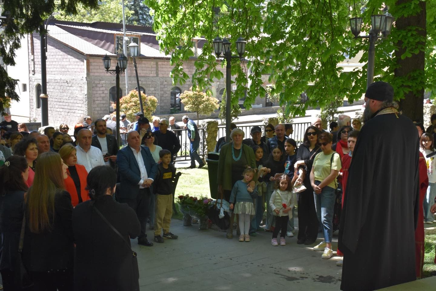 <p style="text-align: justify">ბორჯომში ფაშიზმზე გამარჯვების 80 წლისთავი აღინიშნა. გამარჯვების სკვერში ადგილობრივი თვითმმართველობის წარმომადგენლები და საზოგადოების წევრები შეიკრიბნენ და მემორიალი გვირგვინებით შეამკეს.</p><p style="text-align: justify">მერმა ოთარ არბოლიშვილმა მეორე მსოფლიო ომში, ქართველთა თავდადებაზე ისაუბრა.</p><p style="text-align: justify">“ფაშიზმზე გამარჯვების დღეს ვულოცავ ომის ვეტერანებს, მათი ოჯახის წევრებს. მათი წვლილი განუზომელია კაცობრიობის წინაშე",- განაცხადა ბორჯომის მერმა.</p><p style="text-align: justify">მამა ალექსანდრემ დაღუპულთა სულის მოსახსენებელი პანაშვიდი გადაიხადა.</p><p style="text-align: justify">მუნიციპალიტეტის წარმომადგენლებმა "ძმათა სასაფლაოზე" მეორე მსოფლიო ომში დაღუპულთა მემორიალი და გმირთა საფლავები ყვავილებით შეამკეს.</p>