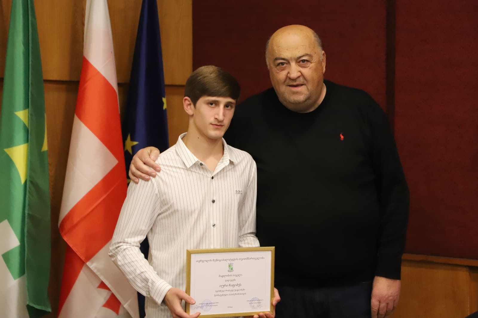 <p style="text-align: justify">თერჯოლის მუნიციპალიტეტის მერმა მანუჩარ რობაქიძემ წარმატებული სპორტსმენები და მწვრთნელები დააჯილდოვა.&nbsp;</p><p style="text-align: justify">ა(ა)იპ &nbsp;თერჯოლის &nbsp;სპორტული სკოლის სპორტსმენებმა &nbsp;2025 წელს, &nbsp;ევროპასა და საქართველოში გამართულ &nbsp;ჩემპიონატებზე &nbsp;საპრიზო ადგილები მოიპოვეს, რისთვისაც მათ მუნიციპალიტეტის მერმა მანუჩარ რობაქიძემ, საკრებულოს თავმჯდომარე გიორგი ბარათაშვილს და საკრებულოს სპორტის კომიტეტის ხელმძღვანელ გრიგოლ გიორგაძესთან ერთად, დიპლომები და ფულადი ჯილდოები გადასცა.&nbsp;</p><p style="text-align: justify">ლუკა ნიქაბაძე - ევროპის პრიზიორი ჭიდაობა სამბოში (მე-3 ადგილი)<br>ქეთევან ბუცხრიკიძე - ევროპის პრიზიორი ჭიდაობა სამბოში (მე-3 ადგილი)<br>დათო ხუჯაძე - საქართველოს ჩემპიონი ჭიდაობა სამბოში (1 ადგილი)<br>დიანა ქასრაშვილი - საქართველოს პრიზიორი ჭიდაობა სამბოში &nbsp;( მე-2 ადგილი)<br>თამარ ზარნაძე - საქართველოს პრიზიორი &nbsp;ჭიდაობა სამბოში (მე-2 ადგილი)<br>გიორგი ლომიტაშვილი - საქართველოს პრიზიორი ჭიდაობა სამბოში (მე-3 ადგილი)<br>ზურაბ გავაშელაშვილი - საქართველოს პრიზიორი ჭიდაობა სამბოში (მე-3 ადგილი)<br>ზაზა გაბრიჭიძე - საქართველოს პრიზიორი ჭიდაობა სამბოში (მე-3 ადგილი)<br>ლუკა კირკიტაძე - საქართველოს პრიზიორი ჭიდაობა სამბოში (მე-3 ადგილი)<br>ლუკა სოფრომაძე - საქართველოს პრიზიორი ჭიდაობა სამბოში (მე-3 ადგილი)<br>(მწვრთნელები: ლერი ჯიხვაშვილი, მალხაზ თურქაძე)<br>ლუკა ბუიღლიშვილი - საქართველოს პრიზიორი ბ/რ ჭიდაობაში (მე-3 ადგილი)<br>გიგა ჭეიშვილი - საქართველოს პრიზიორი ბ/რ ჭიდაობაში (მე-3 ადგილი)<br>გიორგი ჩოგოვაძე - საქართველოს პრიზიორი ბ/რ ჭიდაობაში (მე-3 ადგილი)<br>გიგა &nbsp;ჩაფიძე - საქართველოს პრიზიორი ბ/რ ჭიდაობაში (მე-3 ადგილი)<br>იური ჩაფიძე - საქართველოს პრიზიორი ბ/რ ჭიდაობაში (მე-3 ადგილი)<br>(მწვრთნელი გიგა ჩაფიძე)<br>ნიკოლოზ ბრეგვაძე - საქართველოს პრიზიორი ძიუდოში (მე-3 ადგილი) (მწვრთნელი ლერი რობაქიძე)</p><p style="text-align: justify">ღონისძიება, რომელიც მუნიციპალიტეტის მერის ინიციატივითა და მერიის განათლების, კულტურის,სპორტის და ახალგაზრდულ საქმეთა სამსახურის ორგანიზებით მოეწყო, მიზნად ისახავს ახალგაზრდა სპორტსმენთა წახალისებას &nbsp;და მხარდაჭერას ადგილობრივი თვითმმართველობის მხრიდან.</p>