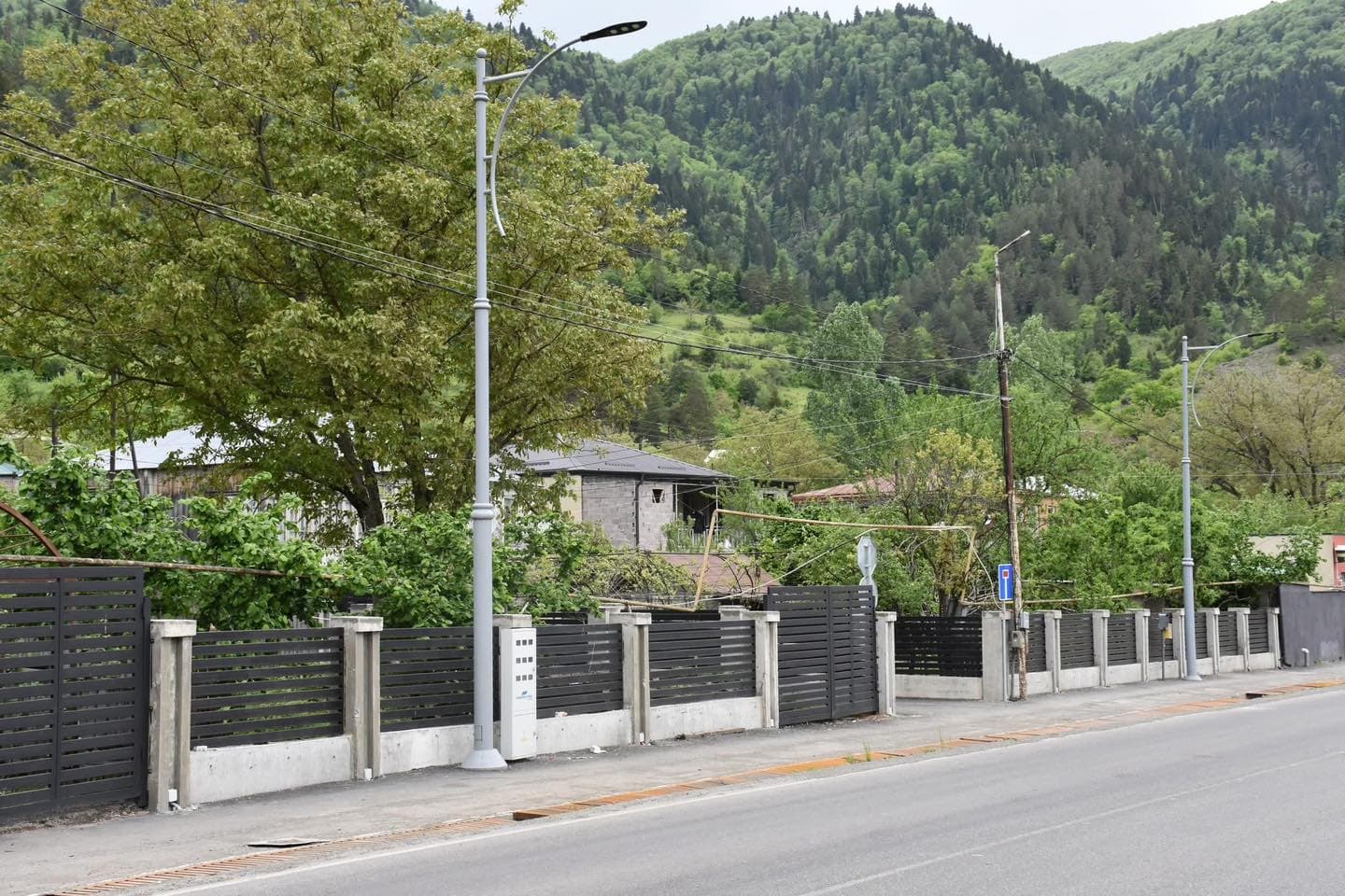 <p style="text-align: justify">დაბა ახალდაბაში, ბორჯომის ქუჩაზე ცენტრალურ გზაზე მდებარე ღობეების რეაბილიტაცია დასრულდა.</p><p style="text-align: justify">მუნიციპალიტეტის მერიის ინფორმაციით, პროექტი ფარგლებში, რეაბილიტირდა ღობეები და ჭიშკრები, ასევე მოეწყო გარე განათების სისტემა და შიდა საუბნო გზა.</p><p style="text-align: justify">სამუშაოები მუნიციპალური განვითარების ფონდისა და ადგილობრივი ბიუჯეტის თანადაფინანსებით განხორციელდა.</p><p style="text-align: justify">ბორჯომის მუნიციპალიტეტში სხვადასხვა საკურორტო სოფლებში და დაბებში ინფრასტრუქტურის მოწყობა ინტენსიურ რეჟიმში მიმდინარეობს.</p>