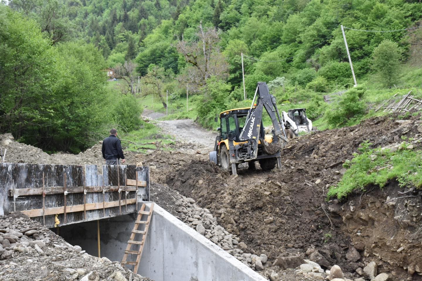 <p style="text-align: justify">სოფელ ყვიბისში მამათა მონასტერთან მისასვლელი გზის რეაბილიტაციის მეორე ეტაპი მიმდინარეობს.</p><p style="text-align: justify">ბორჯომის მუნიციპალიტეტის მერიის ინფორმაციით, პროექტი ბეტონის საფარის დაგებას, ხელოვნური ნაგებობების და მიერთებების მოწყობას ითვალისწინებს.</p><p style="text-align: justify">სამუშაოები ადგილობრივი და ცენტრალური ბიუჯეტის თანადაფინანსებით ხორციელდება.</p>