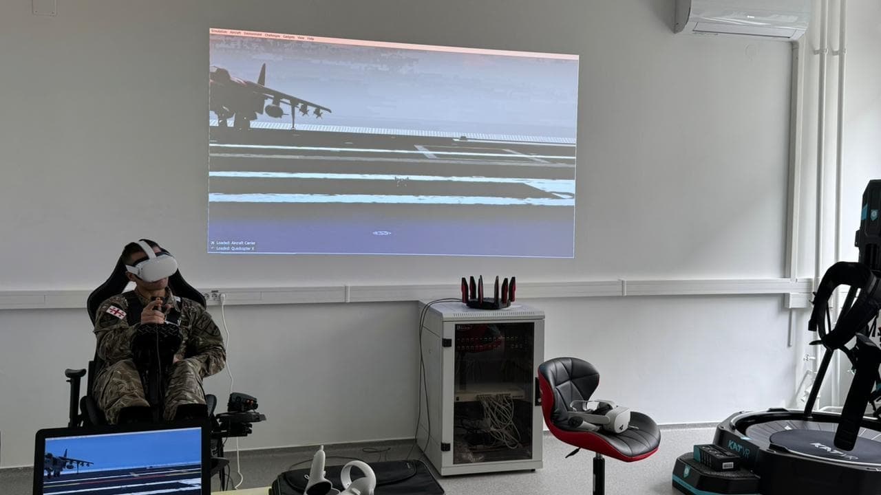 <p style="text-align: justify">სსიპ – დავით აღმაშენებლის სახელობის საქართველოს ეროვნული თავდაცვის აკადემიის იუნკერები ლექსო კუპატაძე და გიგა ზუმბულიძე ბუდაპეშტში, უნგრეთის საჯარო სამსახურის ეროვნულ უნივერსიტეტში გამართულ "კადეტთა საერთაშორისო კვირეულზე“ იმყოფებოდნენ.</p><p style="text-align: justify">"სამხედრო ხასიათის აქტივობებმა, რომლებიც კვირეულის განმავლობაში ჩატარდა, ხელი შეუწყო მონაწილეთა პრაქტიკული გამოცდილების გამდიდრებასა და გუნდური მუშაობის უნარების განვითარებას. ადგილობრივი ინსტრუქტორების ზედამხედველობით მონაწილეებს მიეცათ შესაძლებლობა ჩართულიყვნენ საჰაერო ტრანსპორტის მართვის სიმულაციებში. ღონისძიების ფარგლებში იუნკერებს ასევე მიეცათ შესაძლებლობა გასცნობოდნენ უნგრეთის სამხედრო შეიარაღებასა და ტექნიკას.</p><p style="text-align: justify">კადეტთა კვირეული მიზნად ისახავს არა მხოლოდ გამოცდილების გაზიარებას, არამედ პიროვნული ურთიერთობების ჩამოყალიბებას და სამომავლო პროფესიული კავშირების დამყარებას", - აცხადებენ ეროვნული თავდაცვის აკადემიაში.</p>