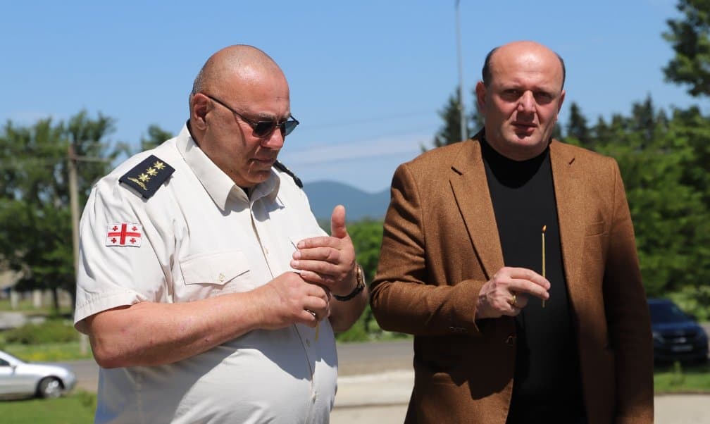 <p style="text-align: justify">9 &nbsp;მაისი ფაშიზმზე გამარჯვების დღეა. მეორე მსოფლიო ომის დასრულებიდან 80 წელი გავიდა.</p><p style="text-align: justify">2025 წლის 9 მაისს, თერჯოლის მუნიციპალიტეტის მერმა მანუჩარ რობაქიძემ, საკრებულოს თავმჯდომარე გიორგი ბარათაშვილთან ერთად გვირგვინით შეამკო გმირთა დიდების მემორიალი ქალაქ თერჯოლაში და ომის გმირის - დავით ჯაბიძის მემორიალი სოფელ ჩხარში.</p><p style="text-align: justify">ომში გარდაცვლილი გმირების სულის მოსახსენებელი პარაკლისი გადაიხდეს სასულიერო პირებმა.</p><p style="text-align: justify">მემორიალთან სამხედრო პირები, ადგილობრივი თვითმმართველობის წარმომადგენლები და მოქალაქეები იმყოფებოდნენ.</p>