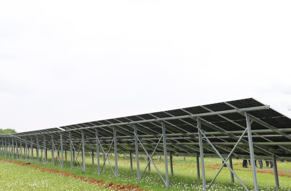 <p style="text-align: justify">თერჯოლის მუნიციპალიტეტის სოფელ ქვედა სიმონეთში მზის სისტემის ელექტროსადგური მოეწყო.</p><p style="text-align: justify">მზის სისტემის ახალი &nbsp;ელექტროსადგური &nbsp;მუნიციპალიტეტის მერმა მანუჩარ რობაქიძემ, საკრებულოს თავმჯდომარე გიორგი ბარათაშვილთან ერთად &nbsp;დაათვალიერა.</p><p style="text-align: justify">მუნიციპალიტეტის მერიის ინფორმაციით, ადგილობრივმა მეწარმე ჯუმბერ ქოჩიაშვილმა 500 კილოვატ/ საათიანი &nbsp;სიმძლავრის ელექტროსადგური, &nbsp;სახელმწიფო პროგრამის "აწარმოე საქართველოში" ხელშეწყობით დაამონტაჟა და იგი ყოველწლიურად 800 ათას კილოვატაზე მეტ ელექტროენერგიას გამოიმუშავებს. მეწარმე, კიდევ უფრო მეტი ენერგიის გამომუშავების მიზნით ელექტროსადგურის &nbsp;გაფართოებას გეგმავს. ამ ეტაპისთვის მზის ელექტროსადგურიდან ელექტროენერგია კასპში არსებულ შპს "ნოსტეს" მიეწოდება.</p><p style="text-align: justify">რეგიონებში კერძო სექტორის განვითარების ხელშეწყობა, ბიზნესის მხარდაჭერა და გაძლიერება ხელისუფლების ერთ-ერთი მნიშვნელოვანი პრიორიტეტია.</p>