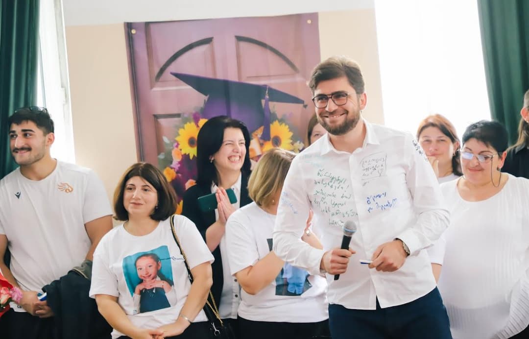 ფოთის მერმა კურსდამთავრებულებს სკოლის დამთავრება მიულოცა