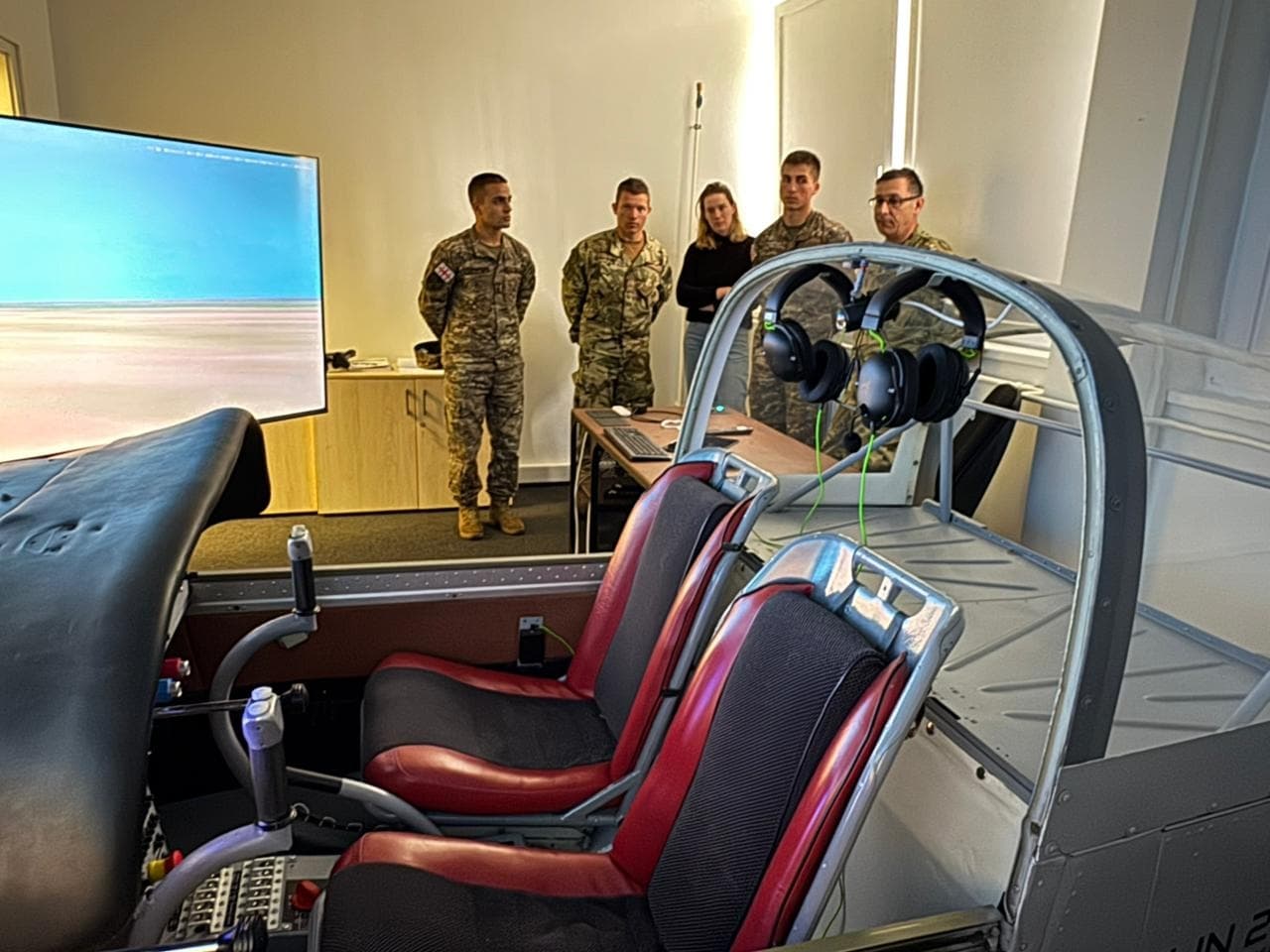 <p style="text-align: justify">სსიპ – დავით აღმაშენებლის სახელობის საქართველოს ეროვნული თავდაცვის აკადემიის იუნკერები ლექსო კუპატაძე და გიგა ზუმბულიძე ბუდაპეშტში, უნგრეთის საჯარო სამსახურის ეროვნულ უნივერსიტეტში გამართულ "კადეტთა საერთაშორისო კვირეულზე“ იმყოფებოდნენ.</p><p style="text-align: justify">"სამხედრო ხასიათის აქტივობებმა, რომლებიც კვირეულის განმავლობაში ჩატარდა, ხელი შეუწყო მონაწილეთა პრაქტიკული გამოცდილების გამდიდრებასა და გუნდური მუშაობის უნარების განვითარებას. ადგილობრივი ინსტრუქტორების ზედამხედველობით მონაწილეებს მიეცათ შესაძლებლობა ჩართულიყვნენ საჰაერო ტრანსპორტის მართვის სიმულაციებში. ღონისძიების ფარგლებში იუნკერებს ასევე მიეცათ შესაძლებლობა გასცნობოდნენ უნგრეთის სამხედრო შეიარაღებასა და ტექნიკას.</p><p style="text-align: justify">კადეტთა კვირეული მიზნად ისახავს არა მხოლოდ გამოცდილების გაზიარებას, არამედ პიროვნული ურთიერთობების ჩამოყალიბებას და სამომავლო პროფესიული კავშირების დამყარებას", - აცხადებენ ეროვნული თავდაცვის აკადემიაში.</p>