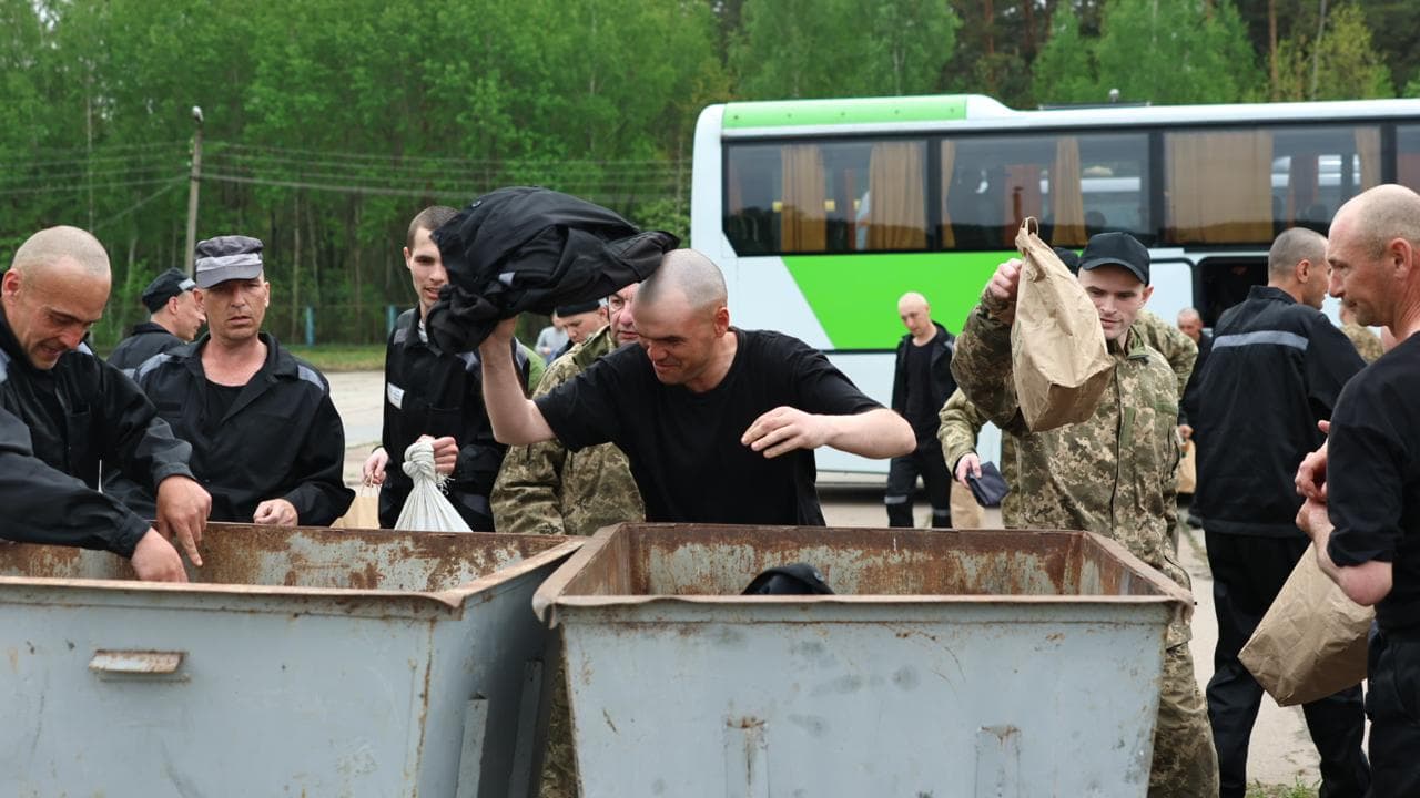 <p style="text-align: justify">რუსეთმა და უკრაინამ "1000 1000-ზე" ფორმატის ფარგლებში კიდევ 303-303 ტყვე გაცვალეს.</p><p style="text-align: justify">"კიდევ 303 უკრაინელი დამცველი სახლშია. თურქეთში შეთანხმებული "1000-1000-ზე" ფორმატის გაცვლის მესამე ნაწილი დასრულდა“, - განაცხადა უკრაინის პრეზიდენტმა ვოლოდიმირ ზელენსკიმ.</p><p style="text-align: justify">ამჯერად, გათავისუფლებულ ჯარისკაცებს შორის არიან უკრაინის შეიარაღებული ძალების, კერძოდ, საზღვაო ძალების, საჰაერო ძალების, საჰაერო სადესანტო-მოიერიშე ჯარების, ტერიტორიული თავდაცვის, ასევე უკრაინის ეროვნული გვარდიის, უკრაინის სახელმწიფო სასაზღვრო სამსახურისა და სახელმწიფო სპეციალური სატრანსპორტო სამსახურის წარმომადგენლები.</p><p style="text-align: justify">დღეს გათავისუფლებული 303 დამცველი მამაკაცია, რიგითი და სერჟანტი. ისინი იცავდნენ უკრაინას დონეცკისა და ლუგანსკის მიმართულებით, ზაპოროჟიესა და ხარკოვის ოლქებში, ხერსონის, სუმისა და ჩერნიგოვის ოლქებში.</p><p style="text-align: justify">ასევე დღეს სახლში მარიუპოლის 70 მცველი ბრუნდება.</p><p style="text-align: justify">2022 წლის მარტიდან მოყოლებული, საკოორდინაციო შტაბმა გაათავისუფლა უკრაინის 5,757 მოქალაქე. კიდევ 536 უკრაინელი დაბრუნდა გაცვლის გარეშე.</p><p style="text-align: justify">ტყვეების გაცვლის პირველი ეტაპი პარასკევს, 23 მაისს გაიმართა. უკრაინამ 390 ადამიანი დააბრუნა - 270 სამხედრო და 120 მშვიდობიანი მოქალაქე. ყოფილ სამხედრო ტყვეებს შორის არიან შეიარაღებული ძალების სხვადასხვა შტოს მებრძოლები, რომლებიც დონეცკის, ლუგანსკის, ხარკოვის და სხვა რაიონებში იბრძოდნენ. ზოგიერთი მათგანი ტყვეობაში 3 წელზე მეტი ხნის განმავლობაში იმყოფებოდა.</p><p style="text-align: justify">როგორც თავდაცვის მინისტრმა რუსტემ უმეროვმა განაცხადა, სიები ერთი კრიტერიუმის საფუძველზე შედგა: სიცოცხლის შენარჩუნება.</p><p style="text-align: justify">23 მაისს, უკრაინამ, რუსი სამხედრო ტყვეების გარდა, რუსეთს გადასცა მინიმუმ 70 კოლაბორატორი. მათ სანაცვლოდ, რუსულმა მხარემ გაათავისუფლა მშვიდობიანი მოქალაქე მძევლები.</p><p style="text-align: justify">შაბათს, 24 მაისს, კიდევ 307 უკრაინელი დამცველი დაბრუნდა. მათ შორის არიან საჰაერო-სადესანტო თავდასხმის ჯარების, უპილოტო სისტემების ძალების, საზღვაო ძალების, ტერიტორიული თავდაცვის ძალების, სასაზღვრო დაცვის და ეროვნული გვარდიის მებრძოლები. ყველაზე ახალგაზრდა 25 წლისაა, ყველაზე უფროსი კი 61 წლის. მათ შორის არიან დაჭრილები და ავადმყოფები.</p><p style="text-align: justify">გარდა ამისა, პირველად გახდა შესაძლებელი პატიმრების დაბრუნება ცალკეული დანაყოფებიდან და სამხედრო ნაწილებიდან. ასევე მარიუპოლის 27 დამცველი გაათავისუფლეს.</p>