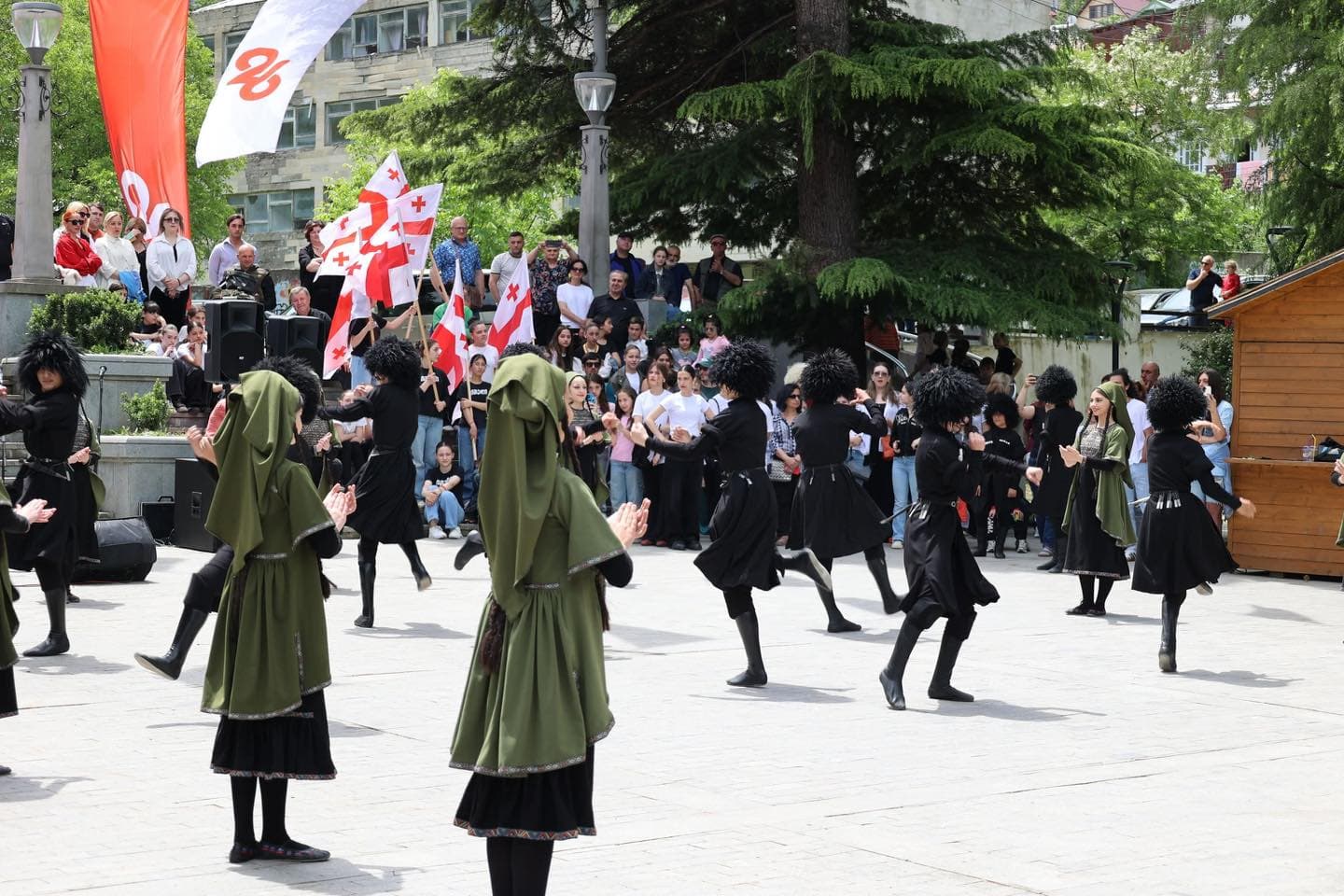 <p style="text-align: justify">ბორჯომში საქართველოს დამოუკიდებლობის დღე აღინიშნა.</p><p style="text-align: justify">მაყურებლის წინაშე ადგილობრივი ვოკალური და ქორეოგრაფიული ანსამბლები წარდგნენ.</p><p style="text-align: justify">26 მაისი მოსახლეობას დეკანოზმა იოანემ (ხეცურიანი), საკრებულოს თავმჯდომარემ დავით ზაალიშვილმა და მერის მოადგილემ გიორგი ტაბატაძემ მიულოცეს.</p><p style="text-align: justify">ღონისძიებას ადგილობრივი თვითმმართველობის წარმომადგენლები და მოქალაქეები ესწრებოდნენ.</p><div class="iframe-wrapper"><iframe src="https://www.facebook.com/plugins/post.php?href=https%3A%2F%2Fwww.facebook.com%2Fpermalink.php%3Fstory_fbid%3Dpfbid02FdUWK7ZbupTW3FthHytXbz8ZC3vvccBy46vkHJfsPXMioCUV2AYoTjEvJbDJzTK4l%26id%3D100067222093058&amp;show_text=true&amp;width=500" frameborder="0" allowfullscreen="true" width="500" height="754" title="Embedded content" allow="autoplay; clipboard-write; encrypted-media; picture-in-picture; web-share" scrolling="no" style="border:none;overflow:hidden"></iframe></div>