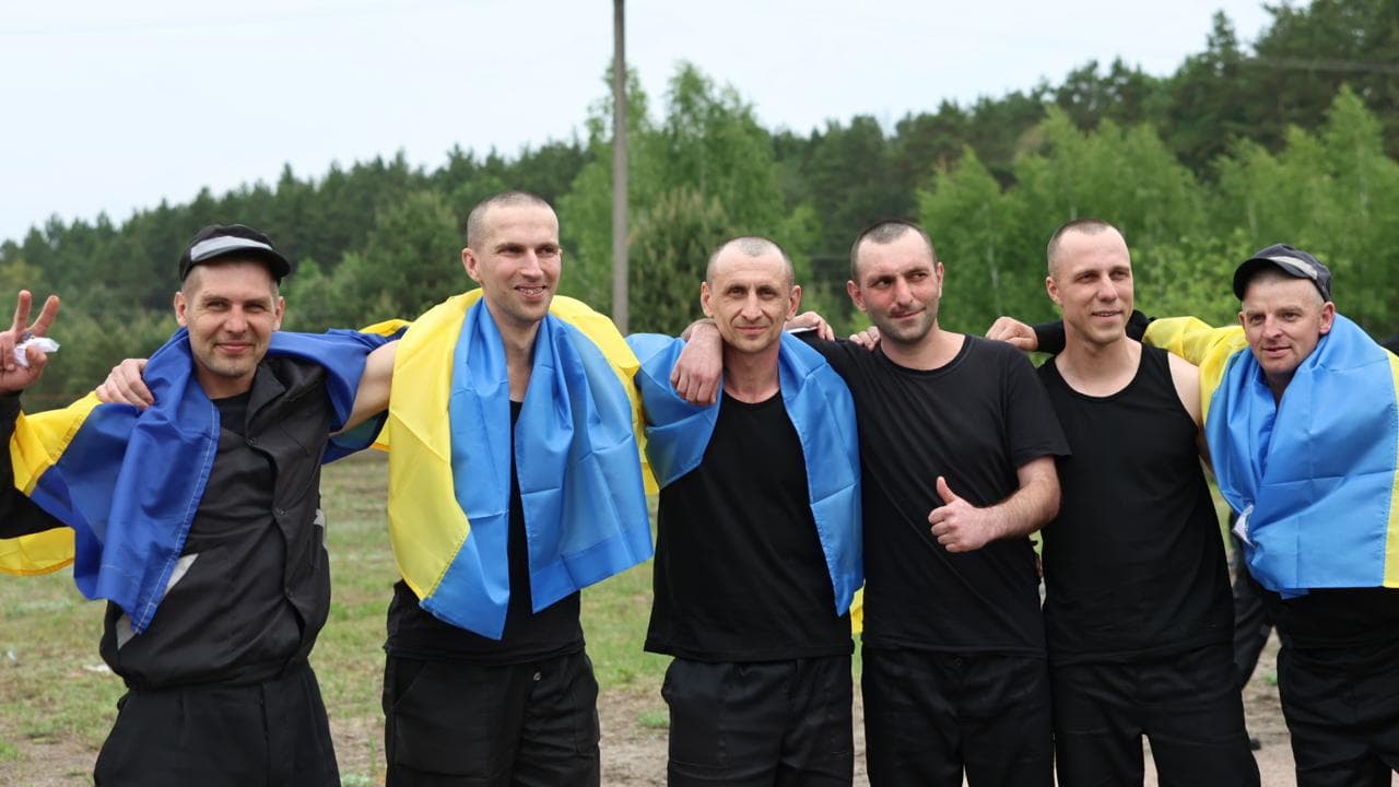 <p style="text-align: justify">რუსეთმა და უკრაინამ "1000 1000-ზე" ფორმატის ფარგლებში კიდევ 303-303 ტყვე გაცვალეს.</p><p style="text-align: justify">"კიდევ 303 უკრაინელი დამცველი სახლშია. თურქეთში შეთანხმებული "1000-1000-ზე" ფორმატის გაცვლის მესამე ნაწილი დასრულდა“, - განაცხადა უკრაინის პრეზიდენტმა ვოლოდიმირ ზელენსკიმ.</p><p style="text-align: justify">ამჯერად, გათავისუფლებულ ჯარისკაცებს შორის არიან უკრაინის შეიარაღებული ძალების, კერძოდ, საზღვაო ძალების, საჰაერო ძალების, საჰაერო სადესანტო-მოიერიშე ჯარების, ტერიტორიული თავდაცვის, ასევე უკრაინის ეროვნული გვარდიის, უკრაინის სახელმწიფო სასაზღვრო სამსახურისა და სახელმწიფო სპეციალური სატრანსპორტო სამსახურის წარმომადგენლები.</p><p style="text-align: justify">დღეს გათავისუფლებული 303 დამცველი მამაკაცია, რიგითი და სერჟანტი. ისინი იცავდნენ უკრაინას დონეცკისა და ლუგანსკის მიმართულებით, ზაპოროჟიესა და ხარკოვის ოლქებში, ხერსონის, სუმისა და ჩერნიგოვის ოლქებში.</p><p style="text-align: justify">ასევე დღეს სახლში მარიუპოლის 70 მცველი ბრუნდება.</p><p style="text-align: justify">2022 წლის მარტიდან მოყოლებული, საკოორდინაციო შტაბმა გაათავისუფლა უკრაინის 5,757 მოქალაქე. კიდევ 536 უკრაინელი დაბრუნდა გაცვლის გარეშე.</p><p style="text-align: justify">ტყვეების გაცვლის პირველი ეტაპი პარასკევს, 23 მაისს გაიმართა. უკრაინამ 390 ადამიანი დააბრუნა - 270 სამხედრო და 120 მშვიდობიანი მოქალაქე. ყოფილ სამხედრო ტყვეებს შორის არიან შეიარაღებული ძალების სხვადასხვა შტოს მებრძოლები, რომლებიც დონეცკის, ლუგანსკის, ხარკოვის და სხვა რაიონებში იბრძოდნენ. ზოგიერთი მათგანი ტყვეობაში 3 წელზე მეტი ხნის განმავლობაში იმყოფებოდა.</p><p style="text-align: justify">როგორც თავდაცვის მინისტრმა რუსტემ უმეროვმა განაცხადა, სიები ერთი კრიტერიუმის საფუძველზე შედგა: სიცოცხლის შენარჩუნება.</p><p style="text-align: justify">23 მაისს, უკრაინამ, რუსი სამხედრო ტყვეების გარდა, რუსეთს გადასცა მინიმუმ 70 კოლაბორატორი. მათ სანაცვლოდ, რუსულმა მხარემ გაათავისუფლა მშვიდობიანი მოქალაქე მძევლები.</p><p style="text-align: justify">შაბათს, 24 მაისს, კიდევ 307 უკრაინელი დამცველი დაბრუნდა. მათ შორის არიან საჰაერო-სადესანტო თავდასხმის ჯარების, უპილოტო სისტემების ძალების, საზღვაო ძალების, ტერიტორიული თავდაცვის ძალების, სასაზღვრო დაცვის და ეროვნული გვარდიის მებრძოლები. ყველაზე ახალგაზრდა 25 წლისაა, ყველაზე უფროსი კი 61 წლის. მათ შორის არიან დაჭრილები და ავადმყოფები.</p><p style="text-align: justify">გარდა ამისა, პირველად გახდა შესაძლებელი პატიმრების დაბრუნება ცალკეული დანაყოფებიდან და სამხედრო ნაწილებიდან. ასევე მარიუპოლის 27 დამცველი გაათავისუფლეს.</p>