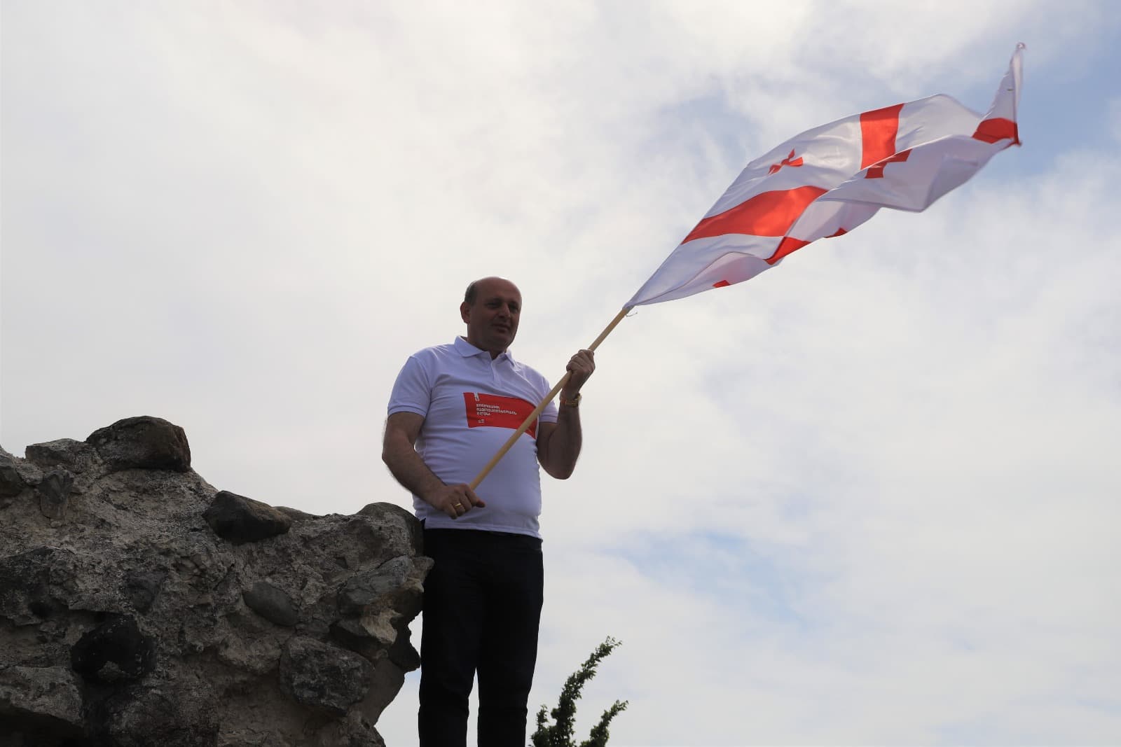 <p style="text-align: justify">თერჯოლის მუნიციპალიტეტში საქართველოს დამოუკიდებლობის დღისადმი მიძღვნილი სხვადასხვა სახის საზეიმო ღონისძიება გაიმართა.</p><p style="text-align: justify">ღონისძიებები სკანდის ისტორიულ ციხეზე საზეიმო მსვლელობით დაიწყო, სადაც სახელმწიფო დროშის აღმართვის ცერემონია გაიმართა;</p><p style="text-align: justify">საზეიმო მსვლელობის შემდეგ, თერჯოლის მუნიციპალიტეტის მერმა მანუჩარ რობაქიძემ, საკრებულოს თავმჯდომარესთან გიორგი ბარათაშვილთან ერთად გვირგვინით შეამკო გმირთა დიდების მემორიალი და დამოუკიდებლობის დღე მოსახლეობას პირადად მიულოცა.</p><p style="text-align: justify">ადგილობრივი ხელისუფლების წარმომადგენლებმა პატივი მიაგეს ეროვნული მოძრაობის ერთ-ერთი ლიდერის ვანო ხუხუნაიშვილის ხსოვნას და მისი საფლავი გვირგვინით შეამკეს.</p><p style="text-align: justify">თერჯოლაში ამ დღესთან დაკავშირებით,სხვადასხვა კულტურული და სპორტული აქტივობები მოეწყო. ლაშა გოგიაშვილის სახელობის სკვერში გაიმართა სამხატვრო სკოლის მოსწავლეთა ნახატებისა და ადგილობრივი რეწვის ოსტატების ნამუშევრების გამოფენა-გაყიდვა, აქვე განთავსდა ტურიზმის კუთხეც, სადაც თერჯოლის მუნიციპალიტეტში &nbsp;არსებული ყველა ღირსშესანიშნავი ადგილის ფოტო გამოიფინა. ჩატარდა "თავისუფალი თამაშების" ფინალი მინი ფეხბურთში, ჭიდაობის, ხრიდოლის და სამაგიდო თამაშების &nbsp;ტურნირები, გამოვლენილი გამარჯვებულები დაჯილდოვდნენ შესაბამისი პრიზებით.</p><p style="text-align: justify">დღესვე, თერჯოლის ამფითეატრში თემატური კონცერტი გაიმართა, სადაც მონაწილეობა მიიღეს ადგილობრივმა ანსამბლებმა.</p><p style="text-align: justify">დამოუკიდებლობის დღისადმი მიძღვნილ ღონისძიებებს მერის მოადგილეები და მერიის თანამშრომლები, საკრებულოს თავმჯდომარის მოადგილეები, დეპუტატები, საზოგადოების სხვადასხვა სფეროს წარმომადგენლები, ასევე მოქალაქეები შეუერთდნენ.</p><p style="text-align: justify">ღონისძიება მუნიციპალიტეტის მერიის განათლების, კულტურის, სპორტისა და ახალგაზრდულ საქმეთა სამსახურის ორგანიზებით ჩატარდა.</p>