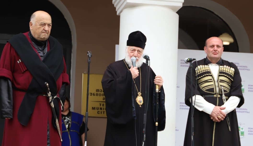 <p style="text-align: justify">18 მაისი ქართული ეროვნული სამოსის დღეა.&nbsp;</p><p style="text-align: justify">თერჯოლის მუნიციპალიტეტში ეროვნული სამოსის დღე აღინიშნა. ამ დღესთან დაკავშირებით ქალაქში კულტურულ-გასართობი ღონისძიებები გაიმართა. მოეწყო კოსტიუმირებული მსვლელობა ქალაქის ცენტრში, მერიის ადმინისტრაციული შენობის წინ &nbsp;კულტურულ-შემეცნებითი აქტივობები ჩატარდა. &nbsp;აქვე გამოფენილი იყო ეროვნული სამოსი, ეთნოგრაფიული &nbsp;ნივთები,ადგილობრივ მეწარმეთა ნამუშევრები.&nbsp;</p><p style="text-align: justify">ღონისძიებაში მონაწილეობდნენ მუნიციპალიტეტში მოქმედი ქორეოგრაფიული და ფოლკლორული ანსამბლები, საჯარო სკოლები. ეროვნული სამოსის დღე თერჯოლელებს მიულოცეს მუნიციპალიტეტის მერმა მანუჩარ რობაქიძემ, საკრებულოს თავმჯდომარე გიორგი ბარათაშვილმა, თერჯოლისა და ტყიბულის ეპარქიის მეუფე გიორგიმ.&nbsp;</p><p style="text-align: justify">საქართველოში ეროვნული სამოსის დღე 2016 წელს დაწესდა, რომლის მიზანია ქართული კულტურის პოპულარიზაცია და ქვეყნის საზღვრებს გარეთ გატანა.&nbsp;</p><p style="text-align: justify">ეროვნული სამოსის დღისადმი მიძღვნილი ღონისძიება თერჯოლის მუნიციპალიტეტის მერიის მხარდაჭერით და კულტურის სამსახურის ორგანიზებით &nbsp;ჩატარდა.</p>