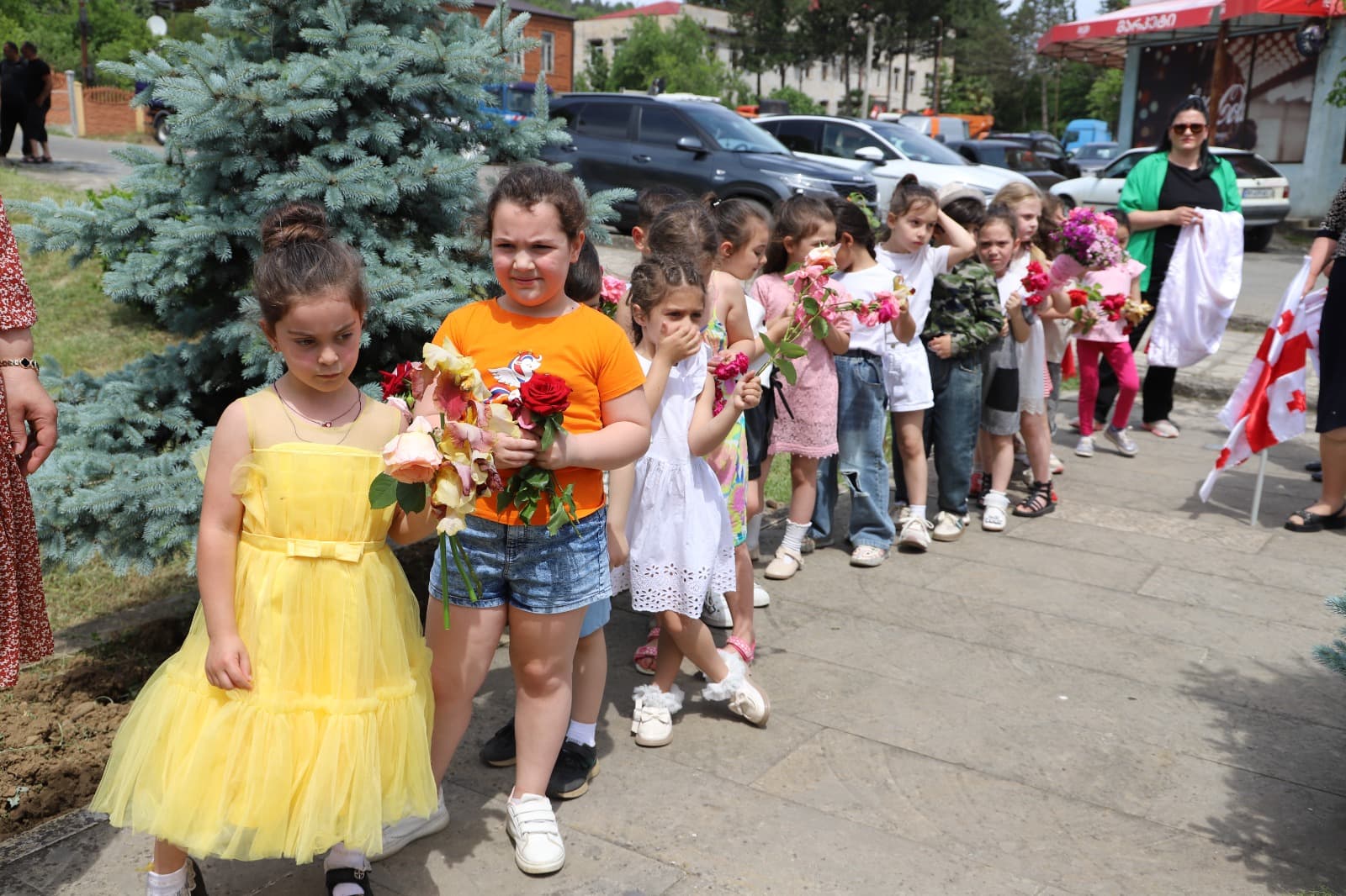 <p style="text-align: justify">თერჯოლის მუნიციპალიტეტში საქართველოს დამოუკიდებლობის დღისადმი მიძღვნილი სხვადასხვა სახის საზეიმო ღონისძიება გაიმართა.</p><p style="text-align: justify">ღონისძიებები სკანდის ისტორიულ ციხეზე საზეიმო მსვლელობით დაიწყო, სადაც სახელმწიფო დროშის აღმართვის ცერემონია გაიმართა;</p><p style="text-align: justify">საზეიმო მსვლელობის შემდეგ, თერჯოლის მუნიციპალიტეტის მერმა მანუჩარ რობაქიძემ, საკრებულოს თავმჯდომარესთან გიორგი ბარათაშვილთან ერთად გვირგვინით შეამკო გმირთა დიდების მემორიალი და დამოუკიდებლობის დღე მოსახლეობას პირადად მიულოცა.</p><p style="text-align: justify">ადგილობრივი ხელისუფლების წარმომადგენლებმა პატივი მიაგეს ეროვნული მოძრაობის ერთ-ერთი ლიდერის ვანო ხუხუნაიშვილის ხსოვნას და მისი საფლავი გვირგვინით შეამკეს.</p><p style="text-align: justify">თერჯოლაში ამ დღესთან დაკავშირებით,სხვადასხვა კულტურული და სპორტული აქტივობები მოეწყო. ლაშა გოგიაშვილის სახელობის სკვერში გაიმართა სამხატვრო სკოლის მოსწავლეთა ნახატებისა და ადგილობრივი რეწვის ოსტატების ნამუშევრების გამოფენა-გაყიდვა, აქვე განთავსდა ტურიზმის კუთხეც, სადაც თერჯოლის მუნიციპალიტეტში &nbsp;არსებული ყველა ღირსშესანიშნავი ადგილის ფოტო გამოიფინა. ჩატარდა "თავისუფალი თამაშების" ფინალი მინი ფეხბურთში, ჭიდაობის, ხრიდოლის და სამაგიდო თამაშების &nbsp;ტურნირები, გამოვლენილი გამარჯვებულები დაჯილდოვდნენ შესაბამისი პრიზებით.</p><p style="text-align: justify">დღესვე, თერჯოლის ამფითეატრში თემატური კონცერტი გაიმართა, სადაც მონაწილეობა მიიღეს ადგილობრივმა ანსამბლებმა.</p><p style="text-align: justify">დამოუკიდებლობის დღისადმი მიძღვნილ ღონისძიებებს მერის მოადგილეები და მერიის თანამშრომლები, საკრებულოს თავმჯდომარის მოადგილეები, დეპუტატები, საზოგადოების სხვადასხვა სფეროს წარმომადგენლები, ასევე მოქალაქეები შეუერთდნენ.</p><p style="text-align: justify">ღონისძიება მუნიციპალიტეტის მერიის განათლების, კულტურის, სპორტისა და ახალგაზრდულ საქმეთა სამსახურის ორგანიზებით ჩატარდა.</p>