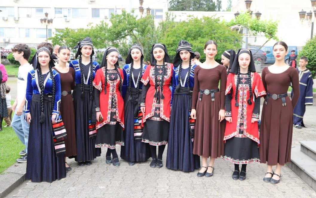 <p style="text-align: justify">18 მაისი ქართული ეროვნული სამოსის დღეა.&nbsp;</p><p style="text-align: justify">თერჯოლის მუნიციპალიტეტში ეროვნული სამოსის დღე აღინიშნა. ამ დღესთან დაკავშირებით ქალაქში კულტურულ-გასართობი ღონისძიებები გაიმართა. მოეწყო კოსტიუმირებული მსვლელობა ქალაქის ცენტრში, მერიის ადმინისტრაციული შენობის წინ &nbsp;კულტურულ-შემეცნებითი აქტივობები ჩატარდა. &nbsp;აქვე გამოფენილი იყო ეროვნული სამოსი, ეთნოგრაფიული &nbsp;ნივთები,ადგილობრივ მეწარმეთა ნამუშევრები.&nbsp;</p><p style="text-align: justify">ღონისძიებაში მონაწილეობდნენ მუნიციპალიტეტში მოქმედი ქორეოგრაფიული და ფოლკლორული ანსამბლები, საჯარო სკოლები. ეროვნული სამოსის დღე თერჯოლელებს მიულოცეს მუნიციპალიტეტის მერმა მანუჩარ რობაქიძემ, საკრებულოს თავმჯდომარე გიორგი ბარათაშვილმა, თერჯოლისა და ტყიბულის ეპარქიის მეუფე გიორგიმ.&nbsp;</p><p style="text-align: justify">საქართველოში ეროვნული სამოსის დღე 2016 წელს დაწესდა, რომლის მიზანია ქართული კულტურის პოპულარიზაცია და ქვეყნის საზღვრებს გარეთ გატანა.&nbsp;</p><p style="text-align: justify">ეროვნული სამოსის დღისადმი მიძღვნილი ღონისძიება თერჯოლის მუნიციპალიტეტის მერიის მხარდაჭერით და კულტურის სამსახურის ორგანიზებით &nbsp;ჩატარდა.</p>