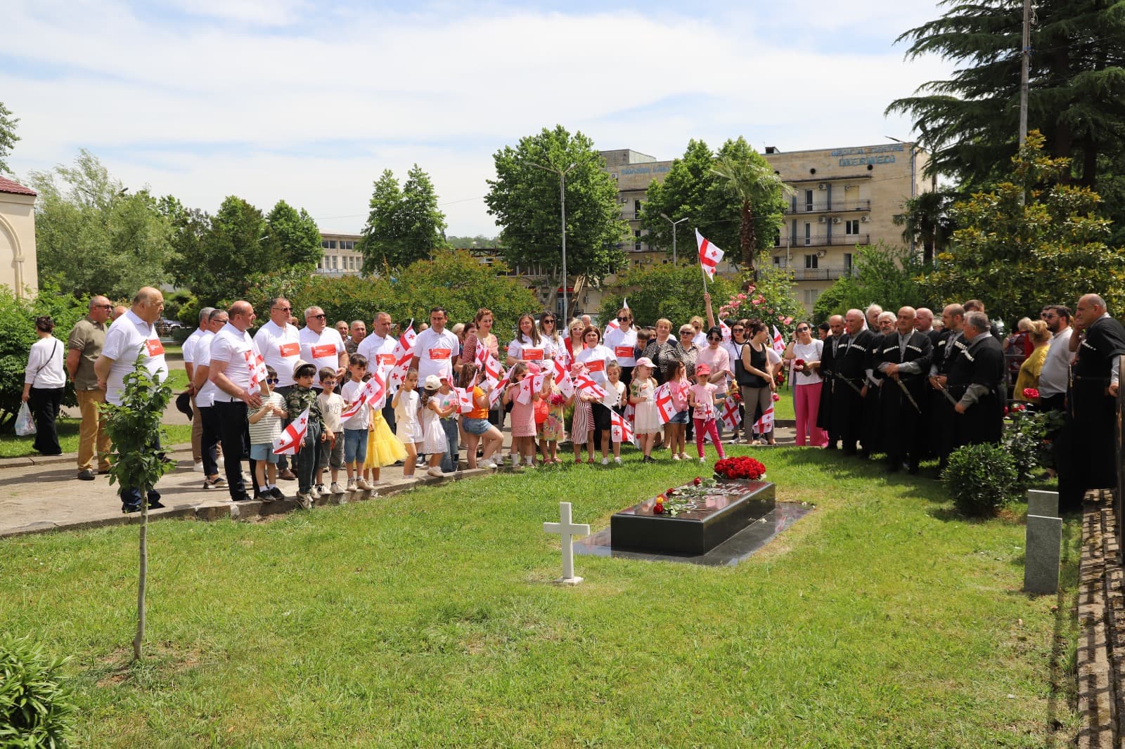 <p style="text-align: justify">თერჯოლის მუნიციპალიტეტში საქართველოს დამოუკიდებლობის დღისადმი მიძღვნილი სხვადასხვა სახის საზეიმო ღონისძიება გაიმართა.</p><p style="text-align: justify">ღონისძიებები სკანდის ისტორიულ ციხეზე საზეიმო მსვლელობით დაიწყო, სადაც სახელმწიფო დროშის აღმართვის ცერემონია გაიმართა;</p><p style="text-align: justify">საზეიმო მსვლელობის შემდეგ, თერჯოლის მუნიციპალიტეტის მერმა მანუჩარ რობაქიძემ, საკრებულოს თავმჯდომარესთან გიორგი ბარათაშვილთან ერთად გვირგვინით შეამკო გმირთა დიდების მემორიალი და დამოუკიდებლობის დღე მოსახლეობას პირადად მიულოცა.</p><p style="text-align: justify">ადგილობრივი ხელისუფლების წარმომადგენლებმა პატივი მიაგეს ეროვნული მოძრაობის ერთ-ერთი ლიდერის ვანო ხუხუნაიშვილის ხსოვნას და მისი საფლავი გვირგვინით შეამკეს.</p><p style="text-align: justify">თერჯოლაში ამ დღესთან დაკავშირებით,სხვადასხვა კულტურული და სპორტული აქტივობები მოეწყო. ლაშა გოგიაშვილის სახელობის სკვერში გაიმართა სამხატვრო სკოლის მოსწავლეთა ნახატებისა და ადგილობრივი რეწვის ოსტატების ნამუშევრების გამოფენა-გაყიდვა, აქვე განთავსდა ტურიზმის კუთხეც, სადაც თერჯოლის მუნიციპალიტეტში &nbsp;არსებული ყველა ღირსშესანიშნავი ადგილის ფოტო გამოიფინა. ჩატარდა "თავისუფალი თამაშების" ფინალი მინი ფეხბურთში, ჭიდაობის, ხრიდოლის და სამაგიდო თამაშების &nbsp;ტურნირები, გამოვლენილი გამარჯვებულები დაჯილდოვდნენ შესაბამისი პრიზებით.</p><p style="text-align: justify">დღესვე, თერჯოლის ამფითეატრში თემატური კონცერტი გაიმართა, სადაც მონაწილეობა მიიღეს ადგილობრივმა ანსამბლებმა.</p><p style="text-align: justify">დამოუკიდებლობის დღისადმი მიძღვნილ ღონისძიებებს მერის მოადგილეები და მერიის თანამშრომლები, საკრებულოს თავმჯდომარის მოადგილეები, დეპუტატები, საზოგადოების სხვადასხვა სფეროს წარმომადგენლები, ასევე მოქალაქეები შეუერთდნენ.</p><p style="text-align: justify">ღონისძიება მუნიციპალიტეტის მერიის განათლების, კულტურის, სპორტისა და ახალგაზრდულ საქმეთა სამსახურის ორგანიზებით ჩატარდა.</p>